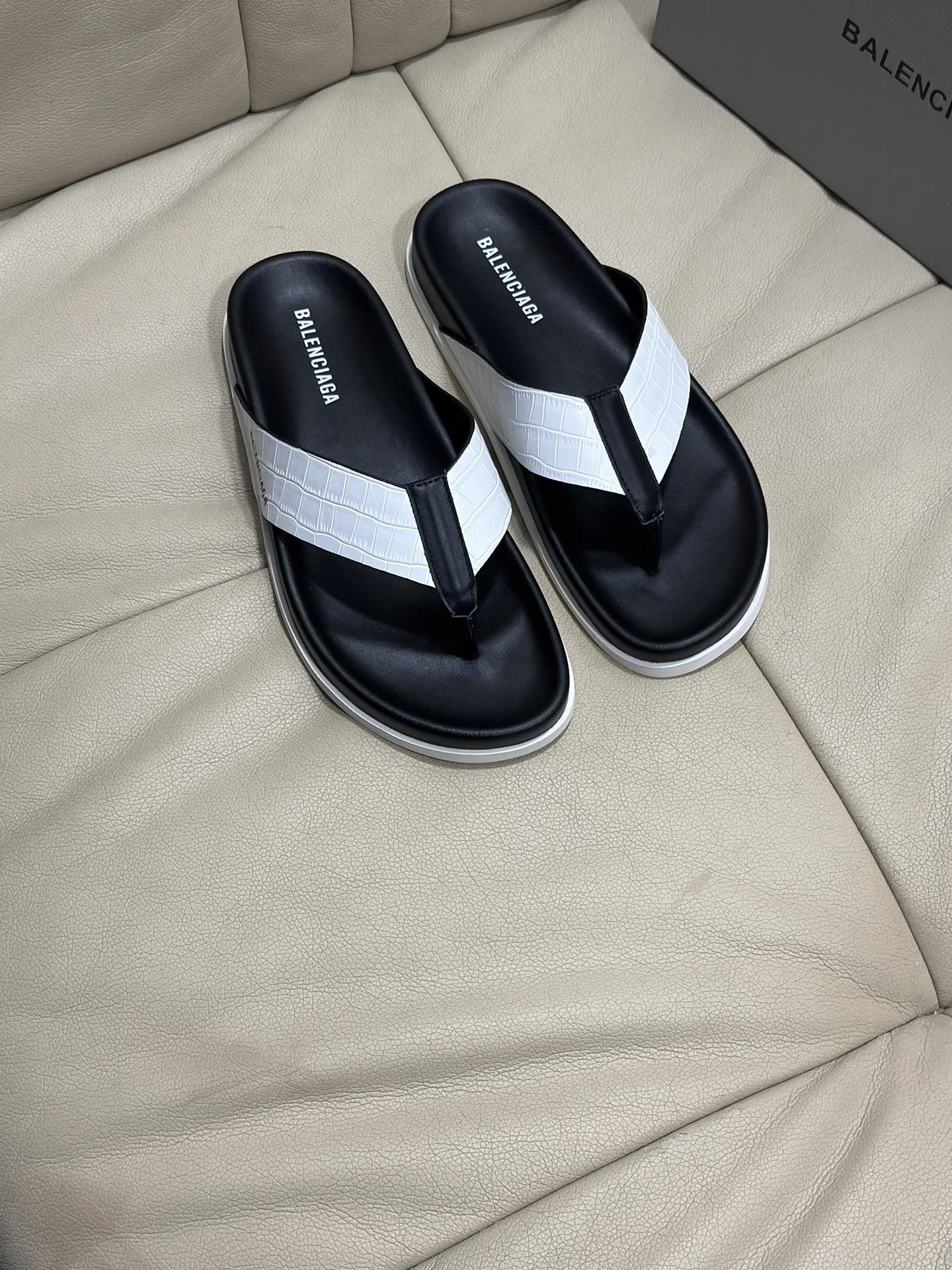 NO:347572,New model is on sale [Balenciaga Slippers] top layer cowhide high-end 1:1 mold customization, original upgraded version of the outsole, lighter and non-slip. Top quality in the market, fashion and trendy, versatile and hot, simple and tasteful, must-have for trendy people, exuding a fashionable and casual atmosphere, fashion is right under your feet, full of confidence, the same spring and summer slippers in the counter are coming, it is super beautiful to wear, 38-442 colors available, balenciaga, slippers, cowhide19860909新款上市【巴黎世家 拖鞋】头层牛皮高端1:1开模定制,原版升级版大底,更轻便,防滑.市场顶级品质,,时尚主打潮流,百搭爆款,简单不失品味,潮人必备,散发时尚休闲气息,时尚就在脚下,自信满满,专柜同款春夏季拖鞋的季节来了,穿起来超级唯美, ,38-442色可选,,balenciaga,slippers,cowhide,Men's shoes
