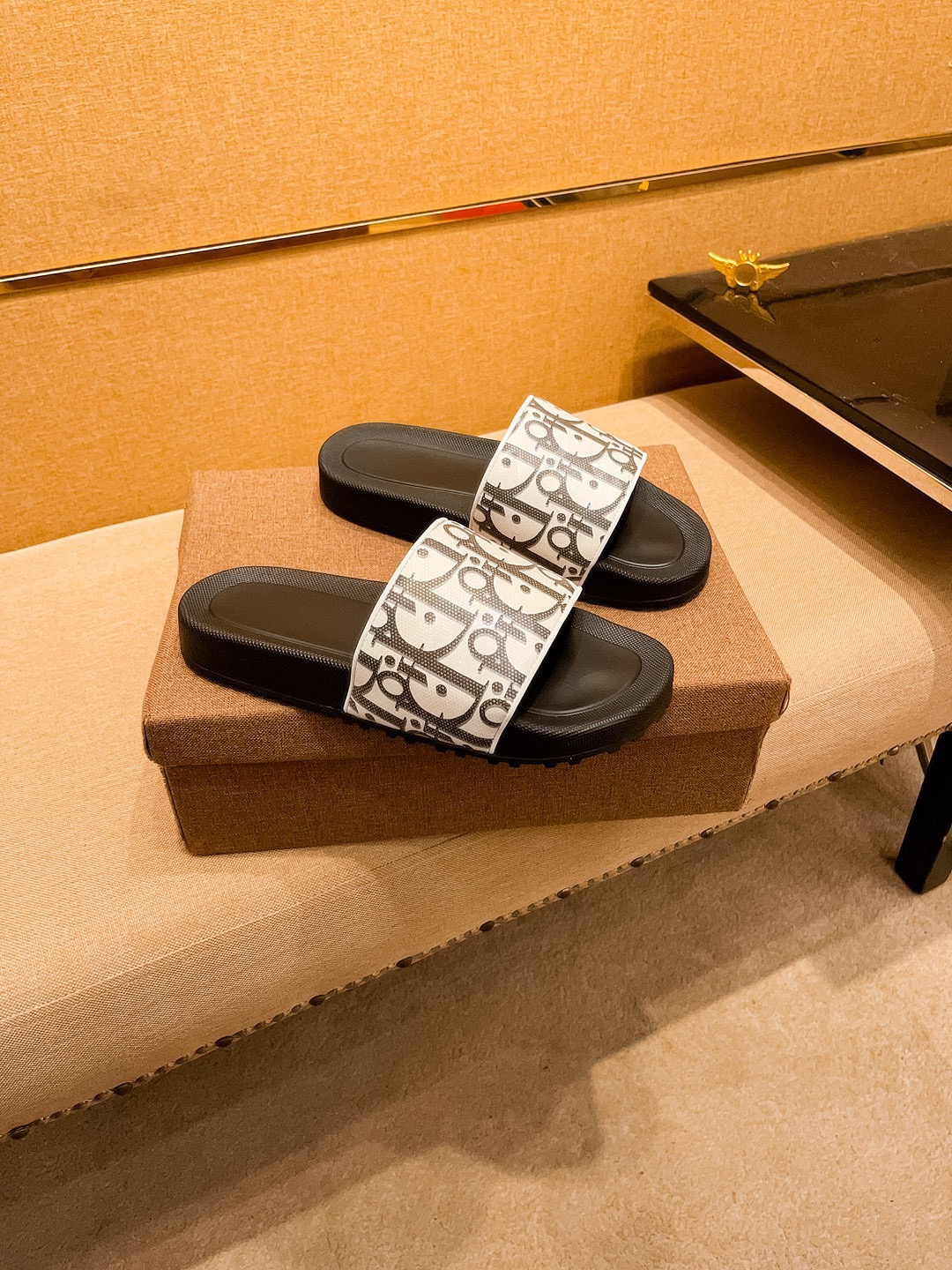 NO:349653,New model launched [Dio slippers] high-end 1:1 mold customization, original upgraded version, lighter and non-slip. Top quality in the market, fashion and trendy, versatile and hot, simple and tasteful, must-have for trendy people, exuding a fashionable and casual atmosphere, fashion is right under your feet, full of confidence, the same spring and summer slippers in the counter are coming, it is super beautiful to wear, 38-44 multi-color options, dior, slippers19860909新款上市【迪奥 拖鞋】高端1:1开模定制,原版升级版大底,更轻便,防滑.市场顶级品质,,时尚主打潮流,百搭爆款,简单不失品味,潮人必备,散发时尚休闲气息,时尚就在脚下,自信满满,专柜同款春夏季拖鞋的季节来了,穿起来超级唯美, ,38-44多色可选,,dior,slippers,Men's shoes