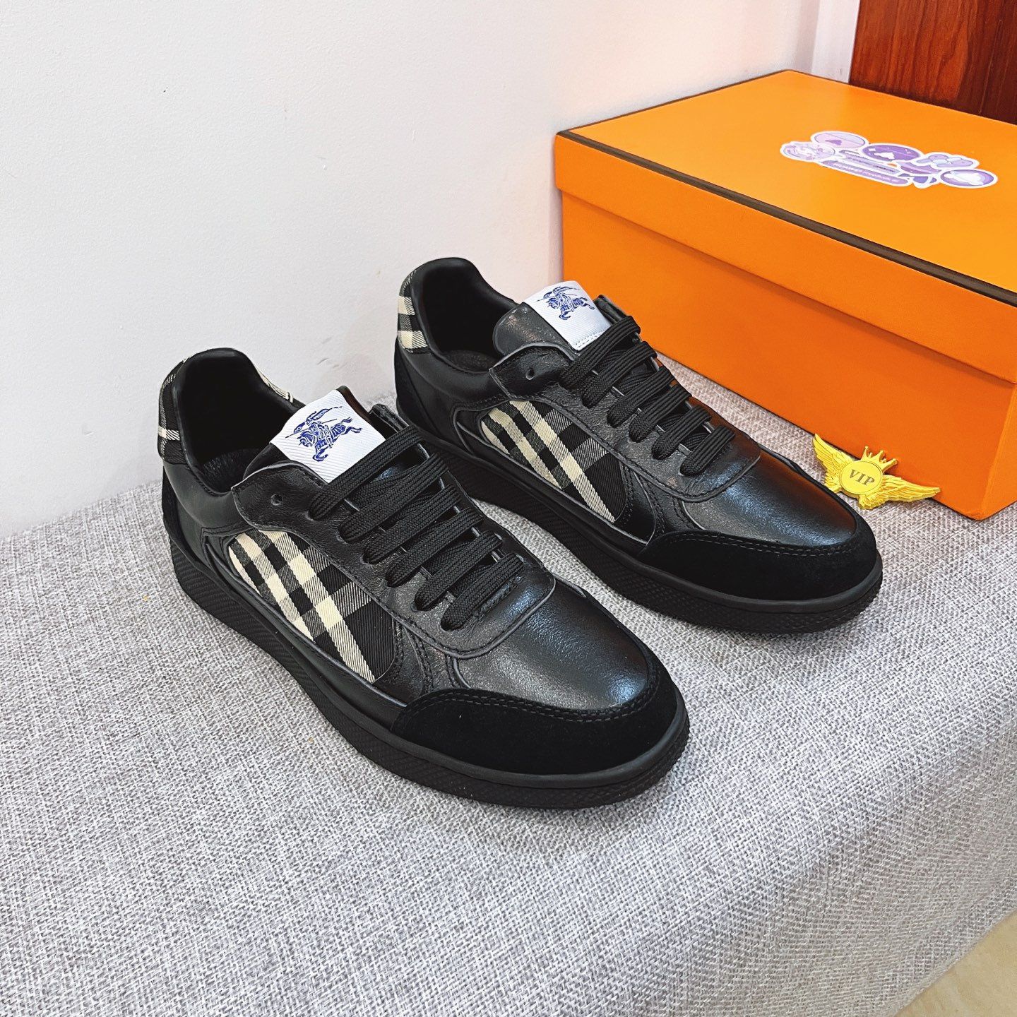 NO:621138,[Burberry] The latest masterpiece of the high-end men's shoe brand official website 11, the upper is made of the original Italian official website special technical cloth fabric with first-layer cowhide. The original comfortable and breathable lining is made of the original designated non-slip outsole, making walking more convenient and comfortable!  Exclusive new model, stunning work, Midea 11 replica [color] compared with official quality!  Create a fashionable personality to set off your uniqueness!  A must-have for trendy men! , Size: 38-44. Color. Multiple colors available, burberry, cowhide19860909【巴宝莉】男鞋高端品牌 官网11最新力作鞋面采用意大利官网原版专用科技布面料搭配头层牛皮 原版舒适透气内里原版指定防滑大底制作让行走更加便捷舒适！独家新款,惊世之作,与官方的质量相比美的11复刻[色]！打造时尚个性衬托你的与众不同！潮男必备! ,尺码:38－44.颜色.多色可选,,burberry,cowhide,Men's shoes