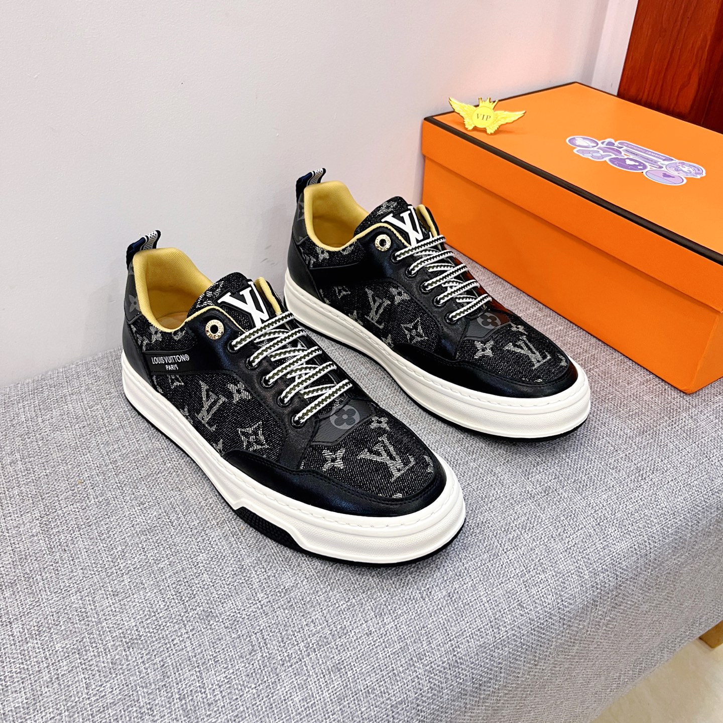 NO:621113,[VL] Louis Vuitton, the high-end men's shoe brand, official website 11's latest masterpiece, the upper is made of Italian official website's original special technical cloth fabric with first-layer cowhide. The original comfortable and breathable lining is made of the original designated non-slip outsole, making walking more convenient and comfortable!  Exclusive new model, stunning work, Midea 11 replica [color] compared with official quality!  Create a fashionable personality to set off your uniqueness!  A must-have for trendy men! , Size: 38-44. Color. Multiple colors available, louis vuitton, cowhide19860909【VL】路易威登 男鞋高端品牌 官网11最新力作鞋面采用意大利官网原版专用科技布面料搭配头层牛皮 原版舒适透气内里原版指定防滑大底制作让行走更加便捷舒适！独家新款,惊世之作,与官方的质量相比美的11复刻[色]！打造时尚个性衬托你的与众不同！潮男必备! ,尺码:38－44.颜色.多色可选,,louis vuitton,cowhide,Men's shoes