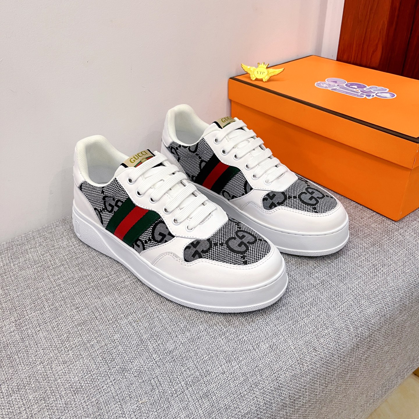 NO:621133,[Gucci] The latest masterpiece of the high-end men's shoe brand official website 11, the upper is made of the original Italian official website special technical cloth fabric with first-layer cowhide. The original comfortable and breathable lining is made of the original designated non-slip outsole, making walking more convenient and comfortable!  Exclusive new model, stunning work, Midea 11 replica [color] compared with official quality!  Create a fashionable personality to set off your uniqueness!  A must-have for trendy men! , Size: 38-44. Color. 3 colors available,,cowhide19860909【古奇】男鞋高端品牌 官网11最新力作鞋面采用意大利官网原版专用科技布面料搭配头层牛皮 原版舒适透气内里原版指定防滑大底制作让行走更加便捷舒适！独家新款,惊世之作,与官方的质量相比美的11复刻[色]！打造时尚个性衬托你的与众不同！潮男必备! ,尺码:38－44.颜色.3色可选,,cowhide,Men's shoes