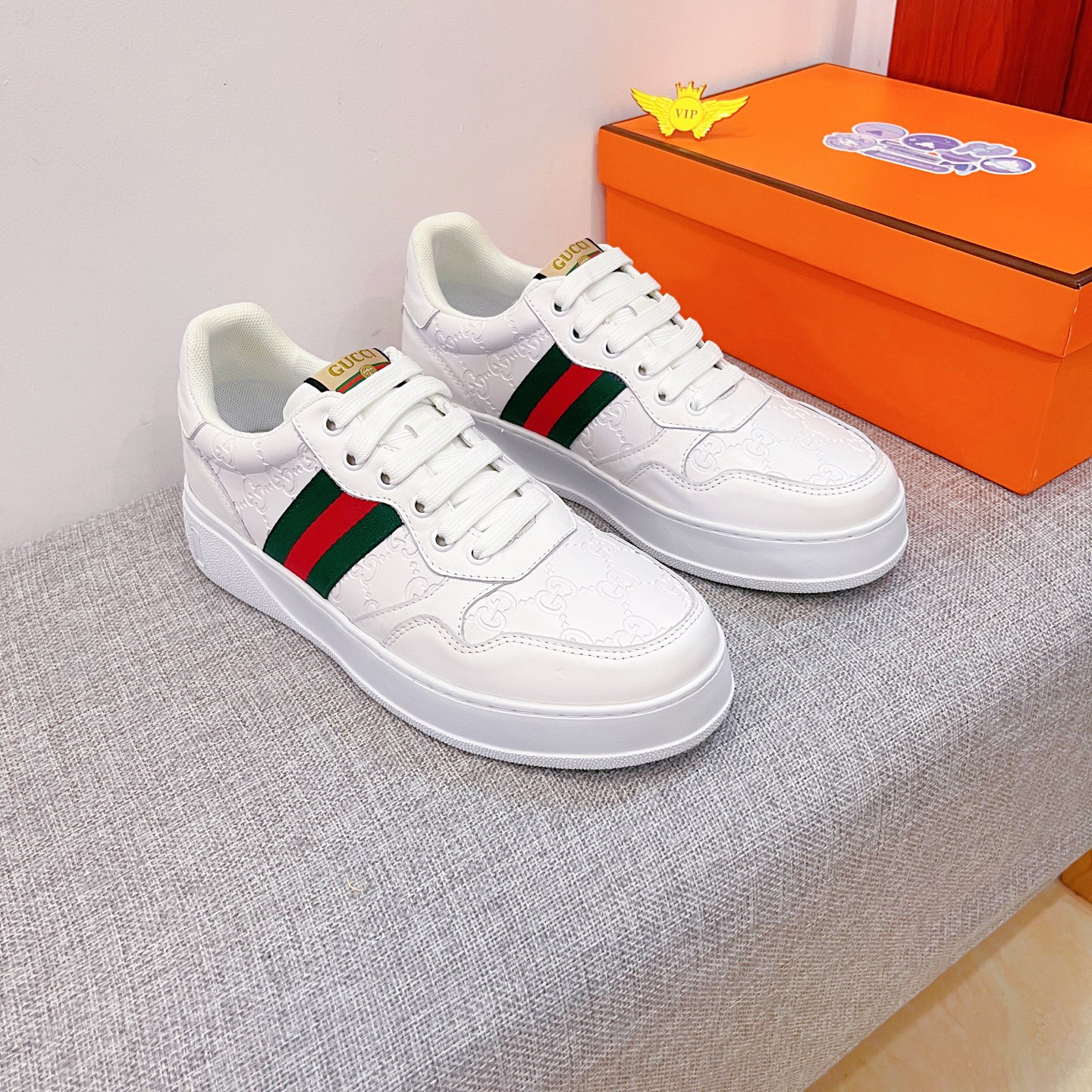 NO:621128,[Gucci] The latest masterpiece of the high-end men's shoe brand official website 11, the upper is made of the original Italian official website special technical cloth fabric with first-layer cowhide. The original comfortable and breathable lining is made of the original designated non-slip outsole, making walking more convenient and comfortable!  Exclusive new model, stunning work, Midea 11 replica [color] compared with official quality!  Create a fashionable personality to set off your uniqueness!  A must-have for trendy men! , Size: 38-44. Color. 2 colors available,,cowhide19860909【古奇】男鞋高端品牌 官网11最新力作鞋面采用意大利官网原版专用科技布面料搭配头层牛皮 原版舒适透气内里原版指定防滑大底制作让行走更加便捷舒适！独家新款,惊世之作,与官方的质量相比美的11复刻[色]！打造时尚个性衬托你的与众不同！潮男必备! ,尺码:38－44.颜色.2色可选,,cowhide,Men's shoes