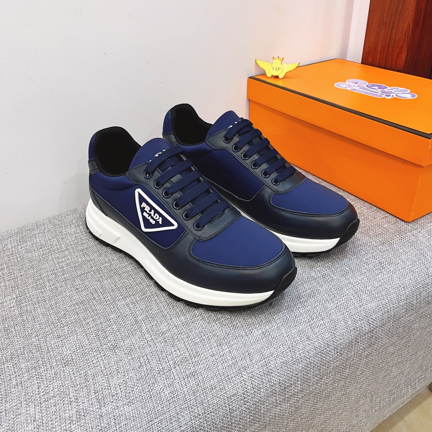 NO:575131,[Prada] The latest masterpiece of the high-end men's shoe brand official website 11, the upper is made of first-layer cowhide imported from Italy with a comfortable and breathable lining and original non-slip and wear-resistant outsole, making walking more convenient and comfortable!  Exclusive new model, stunning work, Midea 11 replica [color] compared with official quality!  Create a fashionable personality to set off your uniqueness!  A must-have for trendy men! Classic sizes: 38-44, 3 colors available.,,prada,cowhide19860909【 普拉达】 男鞋高端品牌 官网11最新力作鞋面采用意大利进口头层牛皮搭配舒适透气内里原版防滑耐磨大底制作,让行走更加便捷舒适！独家新款,惊世之作,与官方的质量相比美的11复刻[色]！打造时尚个性衬托你的与众不同！潮男必备!经典尺码:38-44 颜色3色可选.,,prada,cowhide,Men's shoes