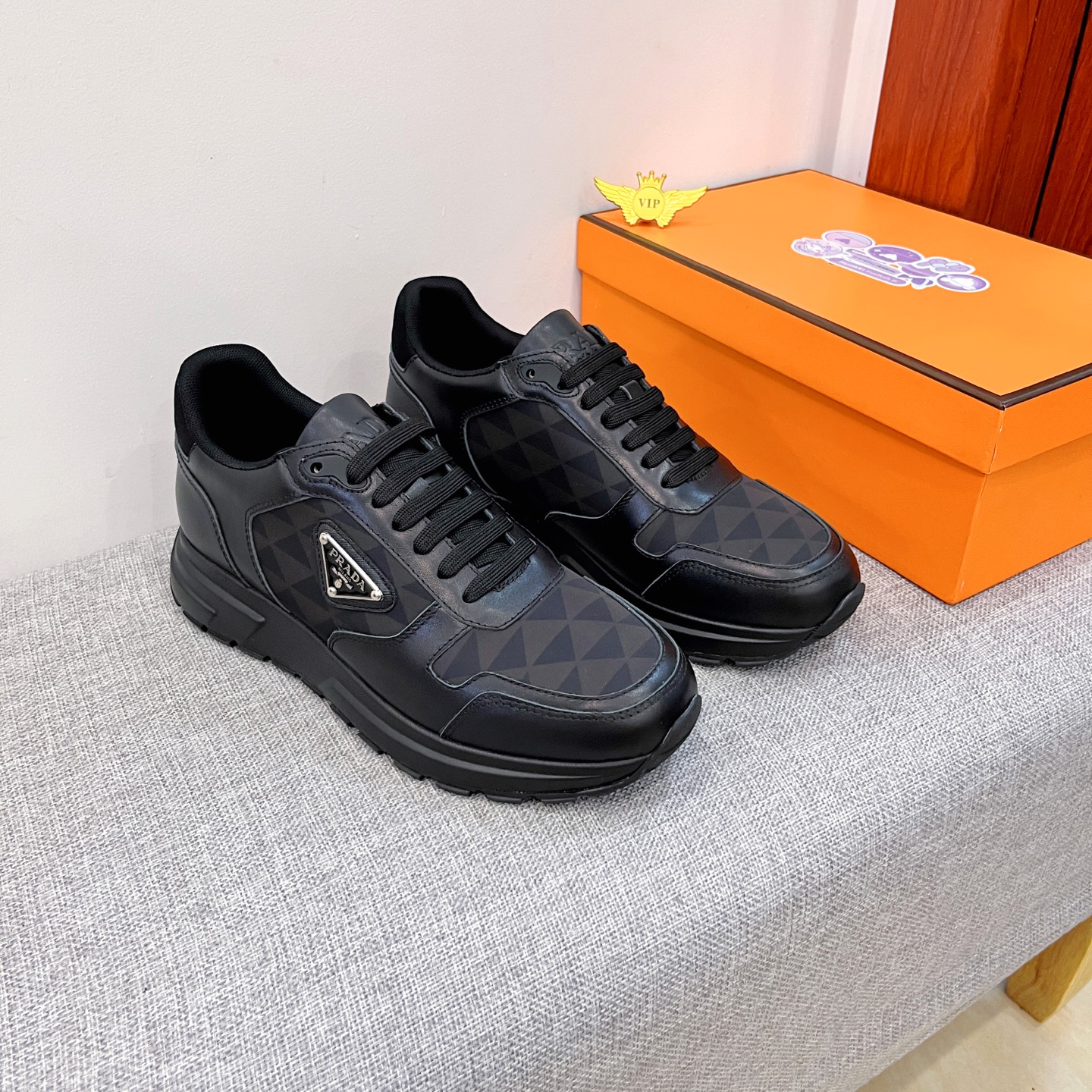 NO:575139,[Prada] The latest masterpiece of the high-end men's shoe brand official website 11, the upper is made of first-layer cowhide imported from Italy with a comfortable and breathable lining and original non-slip and wear-resistant outsole, making walking more convenient and comfortable!  Exclusive new model, stunning work, Midea 11 replica [color] compared with official quality!  Create a fashionable personality to set off your uniqueness!  A must-have for trendy men! Classic sizes: 38-44, 2 colors available.,,prada,cowhide19860909【 普拉达】 男鞋高端品牌 官网11最新力作鞋面采用意大利进口头层牛皮搭配舒适透气内里原版防滑耐磨大底制作,让行走更加便捷舒适！独家新款,惊世之作,与官方的质量相比美的11复刻[色]！打造时尚个性衬托你的与众不同！潮男必备!经典尺码:38-44 颜色2色可选.,,prada,cowhide,Men's shoes