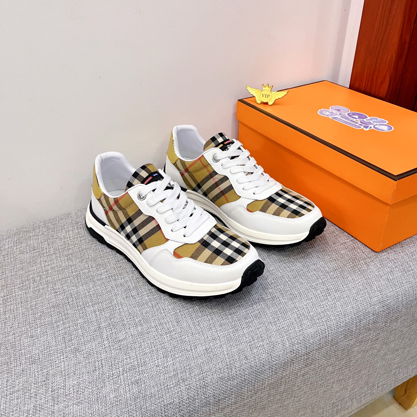 NO:575147,[Burberry] The latest masterpiece of the high-end men's shoe brand official website 11 is made of Italian imported first-layer cowhide with a comfortable and breathable lining and original non-slip and wear-resistant outsole, making walking more convenient and comfortable!  Exclusive new model, stunning work, Midea 11 replica [color] compared with official quality!  Create a fashionable personality to set off your uniqueness!  A must-have for trendy men! Classic sizes: 38-44, 2 colors available.,,burberry,cowhide19860909【 巴宝莉】 男鞋高端品牌 官网11最新力作鞋面采用意大利进口头层牛皮搭配舒适透气内里原版防滑耐磨大底制作,让行走更加便捷舒适！独家新款,惊世之作,与官方的质量相比美的11复刻[色]！打造时尚个性衬托你的与众不同！潮男必备!经典尺码:38-44 颜色2色可选.,,burberry,cowhide,Men's shoes