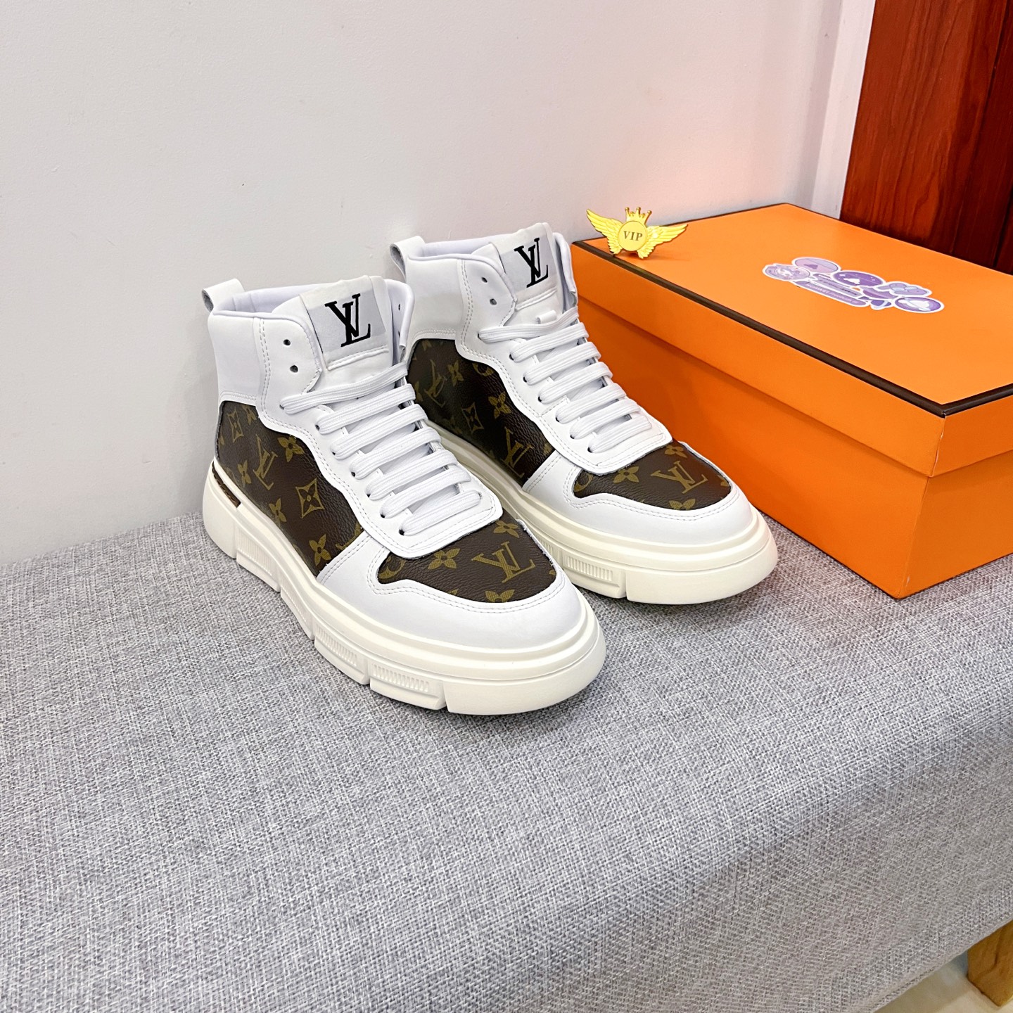 NO:579421,[LV] Louis Vuitton, a high-end men's shoe brand, official website 11's latest masterpiece, the upper is made of first-layer cowhide imported from Italy with a comfortable and breathable lining and original non-slip and wear-resistant outsole, making walking more convenient and comfortable!  Exclusive new model, stunning work, Midea 11 replica [color] compared with official quality!  Create a fashionable personality to set off your uniqueness! 潮男必备!经典尺码:38-44 颜色2色可选.,,louis vuitton,louis vuitton,cowhide19860909【 LV】 路易威登 男鞋高端品牌 官网11最新力作鞋面采用意大利进口头层牛皮搭配舒适透气内里原版防滑耐磨大底制作,让行走更加便捷舒适！独家新款,惊世之作,与官方的质量相比美的11复刻[色]！打造时尚个性衬托你的与众不同！潮男必备!经典尺码:38-44 颜色2色可选.,,louis vuitton,louis vuitton,cowhide,Men's shoes