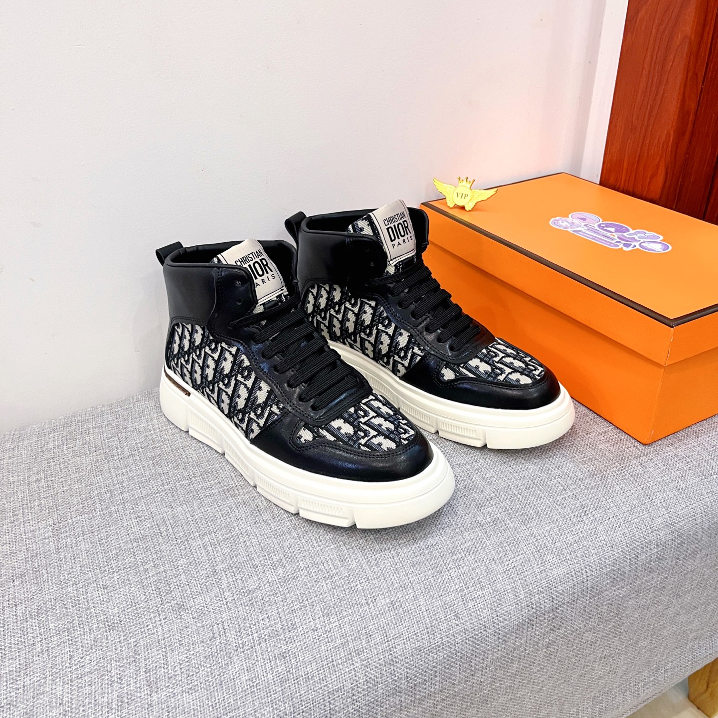 NO:579427,[Dior] The latest masterpiece of the high-end men's shoe brand official website 11 is made of Italian imported first-layer cowhide with a comfortable and breathable lining and original non-slip and wear-resistant outsole, making walking more convenient and comfortable!  Exclusive new model, stunning work, Midea 11 replica [color] compared with official quality!  Create a fashionable personality to set off your uniqueness!  A must-have for trendy men! Classic sizes: 38-44, 2 colors available.,,dior,cowhide19860909【 迪奥】 男鞋高端品牌 官网11最新力作鞋面采用意大利进口头层牛皮搭配舒适透气内里原版防滑耐磨大底制作,让行走更加便捷舒适！独家新款,惊世之作,与官方的质量相比美的11复刻[色]！打造时尚个性衬托你的与众不同！潮男必备!经典尺码:38-44 颜色2色可选.,,dior,cowhide,Men's shoes