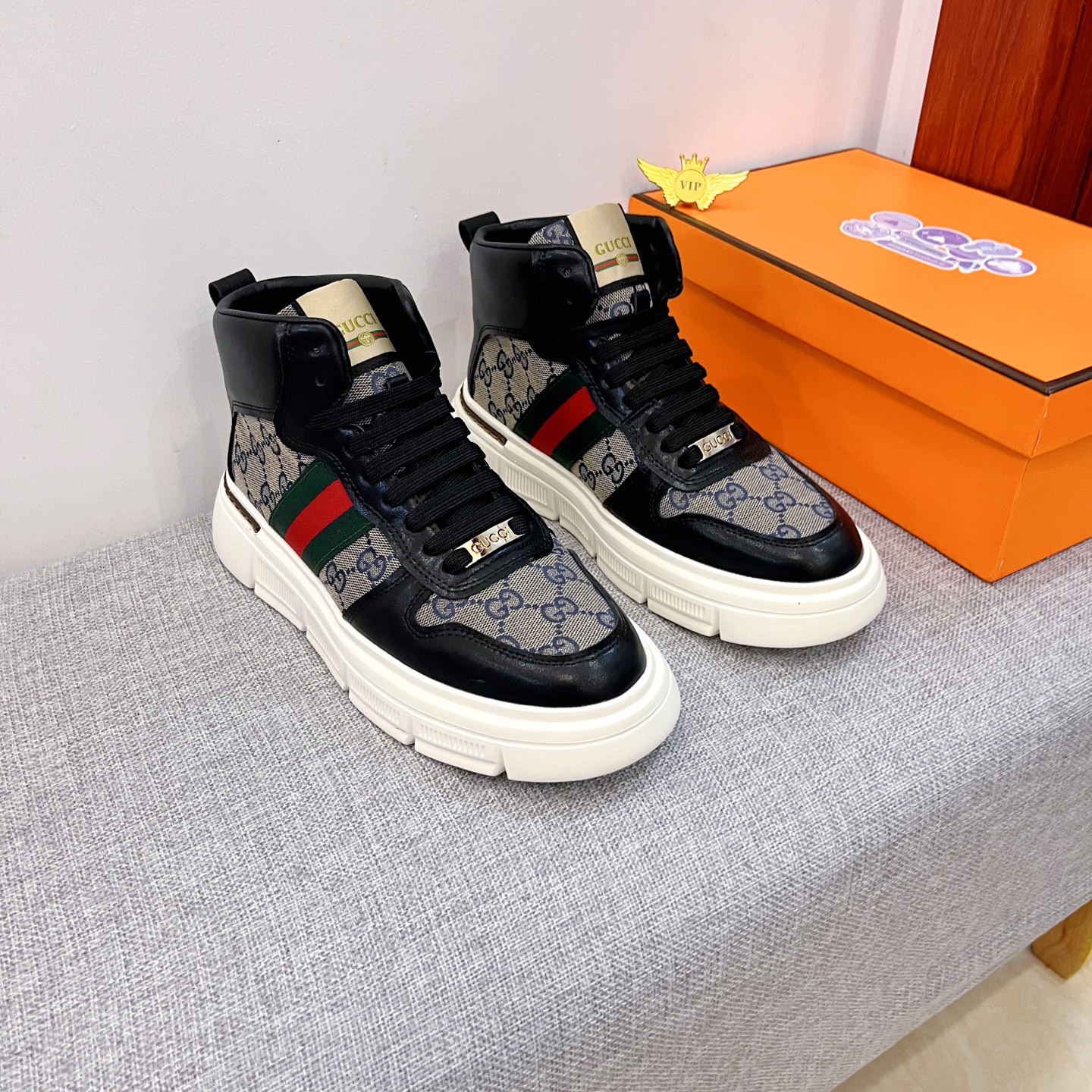 NO:579433,[Gucci] The latest masterpiece of the high-end men's shoe brand official website 11 is made of Italian imported first-layer cowhide with a comfortable and breathable lining and original non-slip and wear-resistant outsole, making walking more convenient and comfortable!  Exclusive new model, stunning work, Midea 11 replica [color] compared with official quality!  Create a fashionable personality to set off your uniqueness!  A must-have for trendy men! Classic sizes: 38-44, 2 colors available.,,cowhide19860909【古奇】 男鞋高端品牌 官网11最新力作鞋面采用意大利进口头层牛皮搭配舒适透气内里原版防滑耐磨大底制作,让行走更加便捷舒适！独家新款,惊世之作,与官方的质量相比美的11复刻[色]！打造时尚个性衬托你的与众不同！潮男必备!经典尺码:38-44 颜色2色可选.,,cowhide,Men's shoes