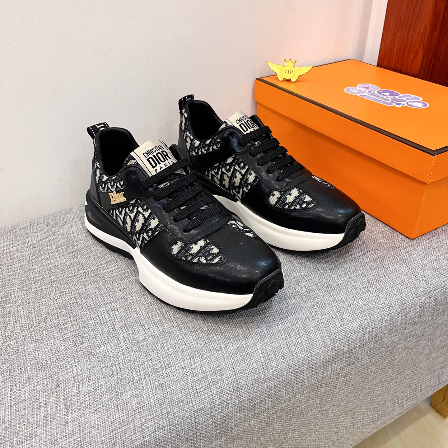 NO:579439,[Dior] The latest masterpiece of the high-end men's shoe brand official website 11 is made of Italian imported first-layer cowhide with a comfortable and breathable lining and original non-slip and wear-resistant outsole, making walking more convenient and comfortable!  Exclusive new model, stunning work, Midea 11 replica [color] compared with official quality!  Create a fashionable personality to set off your uniqueness!  A must-have for trendy men! Classic sizes: 38-44, 2 colors available.,,dior,cowhide19860909【迪奥】 男鞋高端品牌 官网11最新力作鞋面采用意大利进口头层牛皮搭配舒适透气内里原版防滑耐磨大底制作,让行走更加便捷舒适！独家新款,惊世之作,与官方的质量相比美的11复刻[色]！打造时尚个性衬托你的与众不同！潮男必备!经典尺码:38-44 颜色2色可选.,,dior,cowhide,Men's shoes