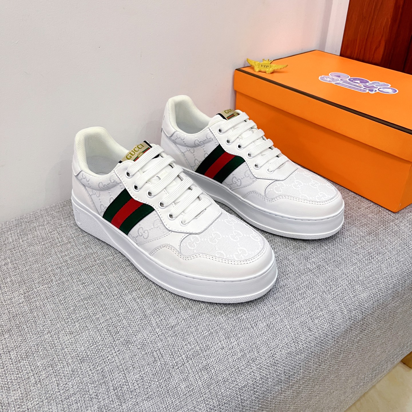 NO:579445,[Gucci] The latest masterpiece of the high-end men's shoe brand official website 11 is made of Italian imported first-layer cowhide with a comfortable and breathable lining and original non-slip and wear-resistant outsole, making walking more convenient and comfortable!  Exclusive new model, stunning work, Midea 11 replica [color] compared with official quality!  Create a fashionable personality to set off your uniqueness!  A must-have for trendy men! Classic sizes: 38-44, 3 colors available.,,cowhide19860909【古奇】 男鞋高端品牌 官网11最新力作鞋面采用意大利进口头层牛皮搭配舒适透气内里原版防滑耐磨大底制作,让行走更加便捷舒适！独家新款,惊世之作,与官方的质量相比美的11复刻[色]！打造时尚个性衬托你的与众不同！潮男必备!经典尺码:38-44 颜色3色可选.,,cowhide,Men's shoes