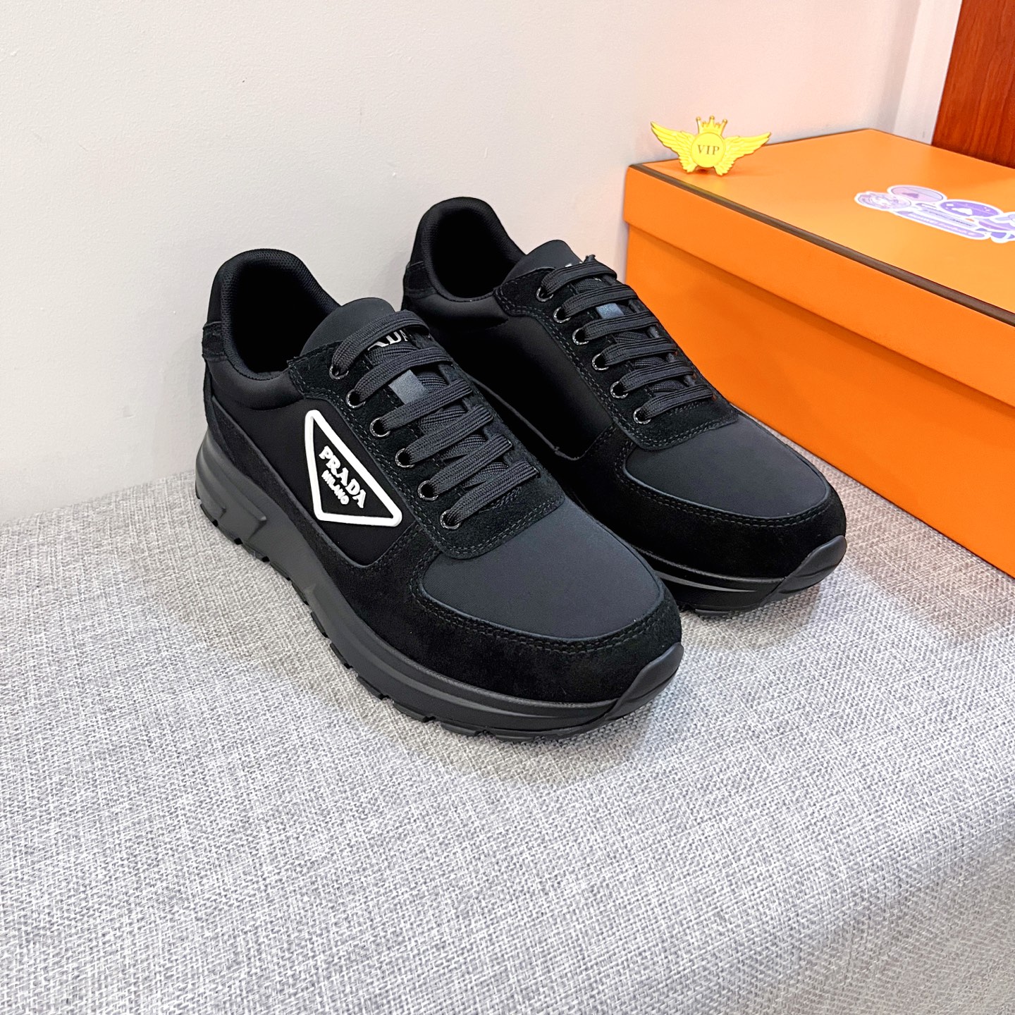 NO:704668,[Prada] The latest masterpiece of the high-end men's shoe brand official website 11, the upper is made of first-layer cowhide imported from Italy with a comfortable and breathable lining and original non-slip and wear-resistant outsole, making walking more convenient and comfortable!  Exclusive new model, stunning work, Midea 11 replica [color] compared with official quality!  Create a fashionable personality that sets off your uniqueness!  A must-have for trendy men! Classic sizes: 38-44 colors. Multiple colors available.,,prada,cowhide19860909【 普拉达】 男鞋高端品牌 官网11最新力作鞋面采用意大利进口头层牛皮搭配舒适透气内里原版防滑耐磨大底制作,让行走更加便捷舒适！独家新款,惊世之作,与官方的质量相比美的11复刻[色]！打造时尚个性衬托你的与众不同！潮男必备!经典尺码:38-44 颜色 . 多 色可选.,,prada,cowhide,Men's shoes