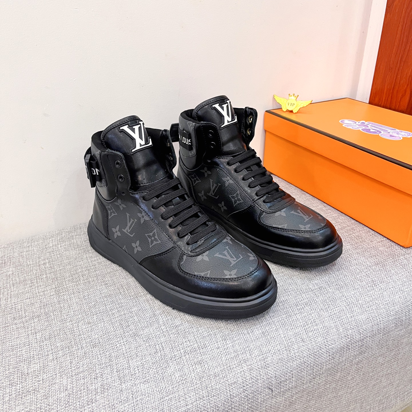 NO:588389,[LV] Louis Vuitton, a high-end men's shoe brand, official website 11's latest masterpiece, the upper is made of first-layer cowhide imported from Italy with a comfortable and breathable lining and original non-slip and wear-resistant outsole, making walking more convenient and comfortable!  Exclusive new model, stunning work, Midea 11 replica [color] compared with official quality!  Create a fashionable personality to set off your uniqueness!  A must-have for trendy men! Classic sizes: 38-44, 3 colors available.,,louis vuitton,louis vuitton,cowhide19860909【 LV】 路易威登 男鞋高端品牌 官网11最新力作鞋面采用意大利进口头层牛皮搭配舒适透气内里原版防滑耐磨大底制作,让行走更加便捷舒适！独家新款,惊世之作,与官方的质量相比美的11复刻[色]！打造时尚个性衬托你的与众不同！潮男必备!经典尺码:38-44 颜色3色可选.,,louis vuitton,louis vuitton,cowhide,Men's shoes