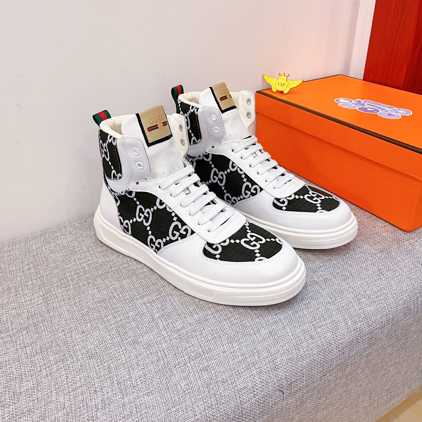 NO:588392,[Gucci] The latest masterpiece of the high-end men's shoe brand official website 11, the upper is made of Italian imported first-layer cowhide with a comfortable and breathable lining and original non-slip and wear-resistant outsole, making walking more convenient and comfortable!  Exclusive new model, stunning work, Midea 11 replica [color] compared with official quality!  Create a fashionable personality to set off your uniqueness!  A must-have for trendy men! Classic sizes: 38-44, 3 colors available.,,cowhide19860909【 古奇】 男鞋高端品牌 官网11最新力作鞋面采用意大利进口头层牛皮搭配舒适透气内里原版防滑耐磨大底制作,让行走更加便捷舒适！独家新款,惊世之作,与官方的质量相比美的11复刻[色]！打造时尚个性衬托你的与众不同！潮男必备!经典尺码:38-44 颜色3色可选.,,cowhide,Men's shoes