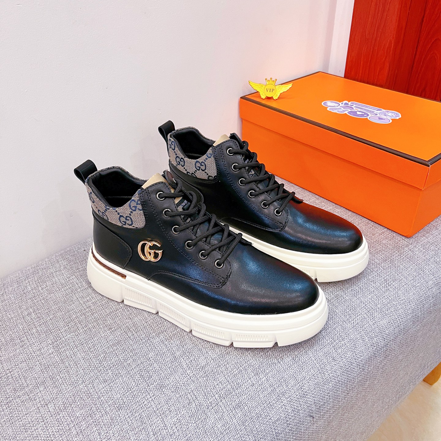 NO:588398,[Gucci] The latest masterpiece of the high-end men's shoe brand official website 11, the upper is made of Italian imported first-layer cowhide with a comfortable and breathable lining and original non-slip and wear-resistant outsole, making walking more convenient and comfortable!  Exclusive new model, stunning work, Midea 11 replica [color] compared with official quality!  Create a fashionable personality to set off your uniqueness!  A must-have for trendy men! Classic sizes: 38-44, 2 colors available.,,cowhide19860909【 古奇】 男鞋高端品牌 官网11最新力作鞋面采用意大利进口头层牛皮搭配舒适透气内里原版防滑耐磨大底制作,让行走更加便捷舒适！独家新款,惊世之作,与官方的质量相比美的11复刻[色]！打造时尚个性衬托你的与众不同！潮男必备!经典尺码:38-44 颜色2色可选.,,cowhide,Men's shoes