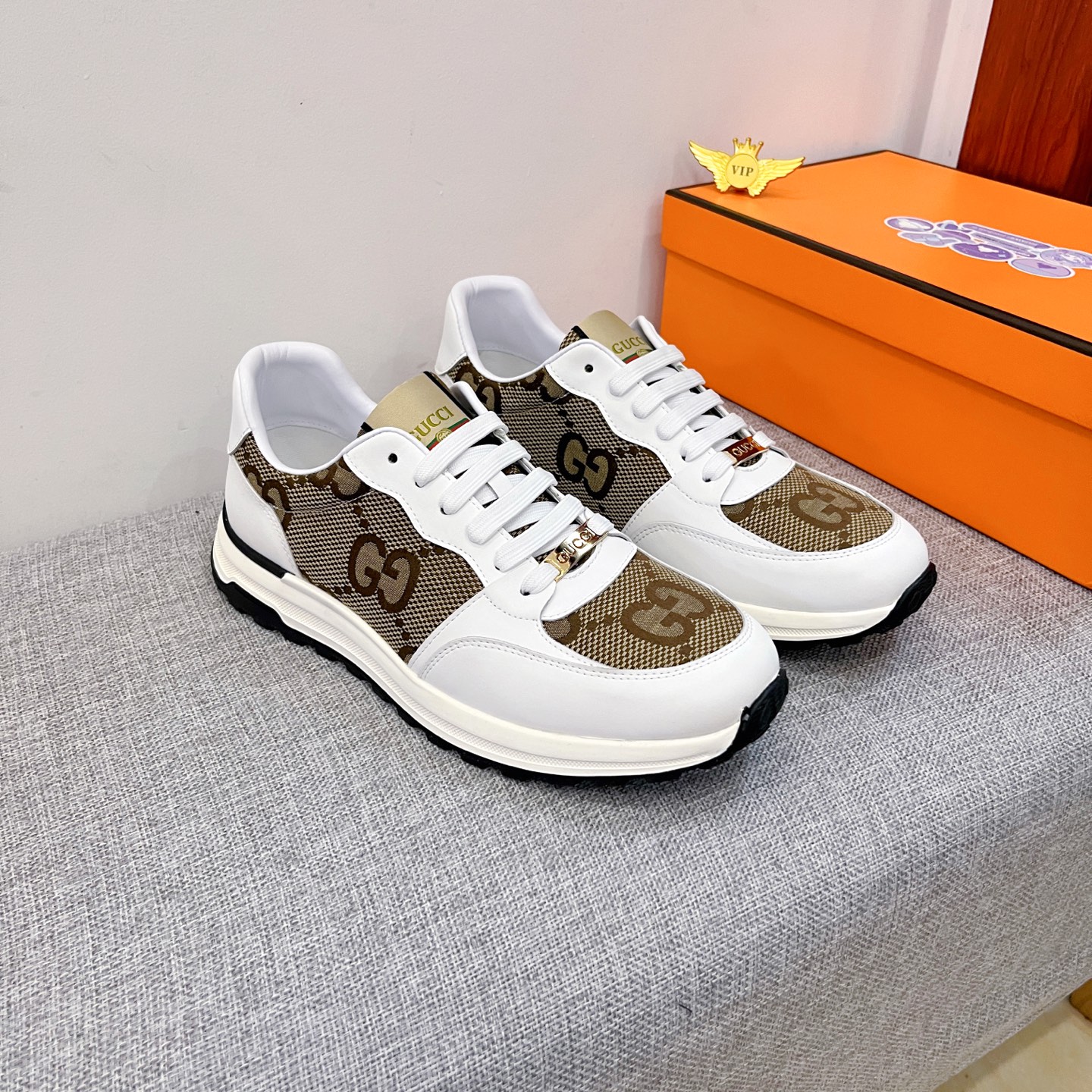 NO:588479,[Gucci] The latest masterpiece of the high-end men's shoe brand official website 11, the upper is made of Italian imported first-layer cowhide with a comfortable and breathable lining and original non-slip and wear-resistant outsole, making walking more convenient and comfortable!  Exclusive new model, stunning work, Midea 11 replica [color] compared with official quality!  Create a fashionable personality to set off your uniqueness!  A must-have for trendy men! Classic sizes: 38-44, 2 colors available.,,cowhide19860909【 古奇】 男鞋高端品牌 官网11最新力作鞋面采用意大利进口头层牛皮搭配舒适透气内里原版防滑耐磨大底制作,让行走更加便捷舒适！独家新款,惊世之作,与官方的质量相比美的11复刻[色]！打造时尚个性衬托你的与众不同！潮男必备!经典尺码:38-44 颜色2色可选.,,cowhide,Men's shoes