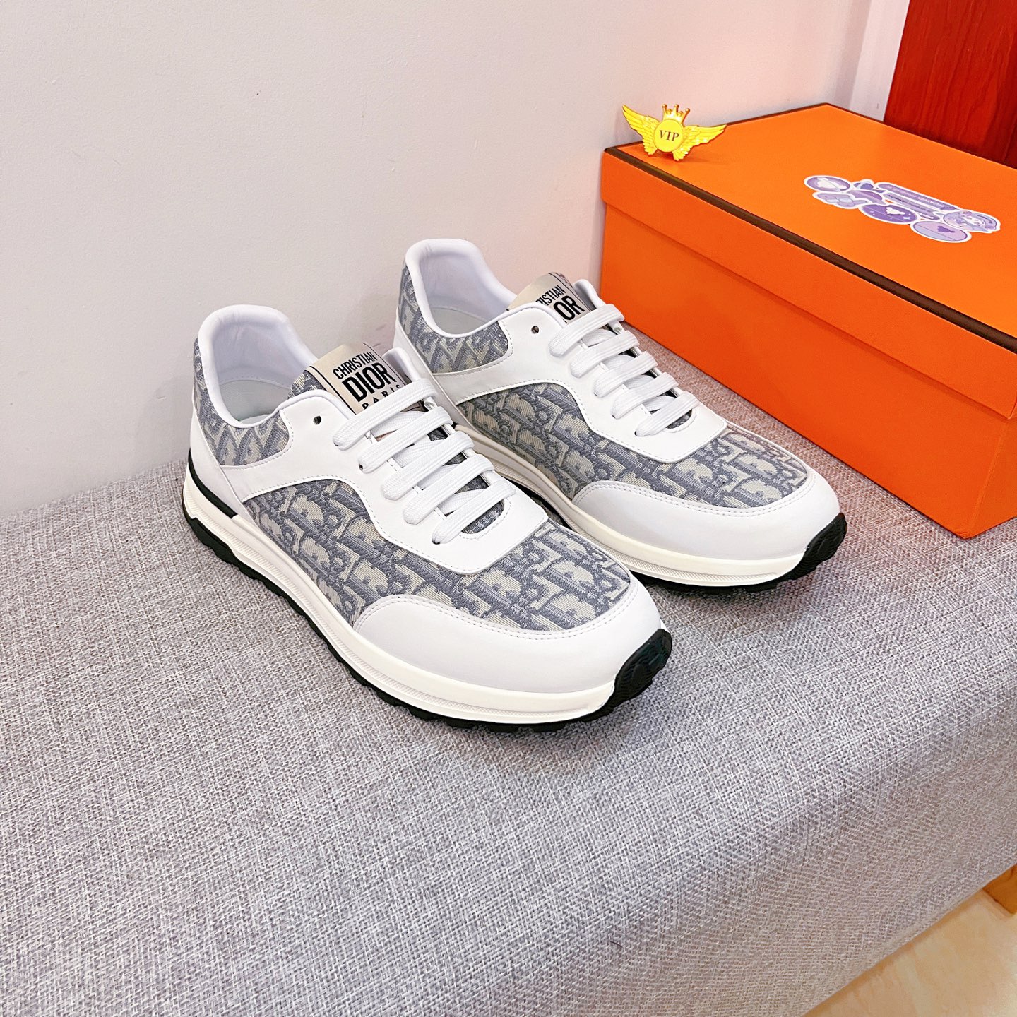 NO:588486,[Dior] The latest masterpiece of the high-end men's shoe brand official website 11 is made of Italian imported first-layer cowhide with a comfortable and breathable lining and original non-slip and wear-resistant outsole, making walking more convenient and comfortable!  Exclusive new model, stunning work, Midea 11 replica [color] compared with official quality!  Create a fashionable personality to set off your uniqueness!  A must-have for trendy men! Classic sizes: 38-44, 2 colors available.,,dior,cowhide19860909【 迪奥】 男鞋高端品牌 官网11最新力作鞋面采用意大利进口头层牛皮搭配舒适透气内里原版防滑耐磨大底制作,让行走更加便捷舒适！独家新款,惊世之作,与官方的质量相比美的11复刻[色]！打造时尚个性衬托你的与众不同！潮男必备!经典尺码:38-44 颜色2色可选.,,dior,cowhide,Men's shoes