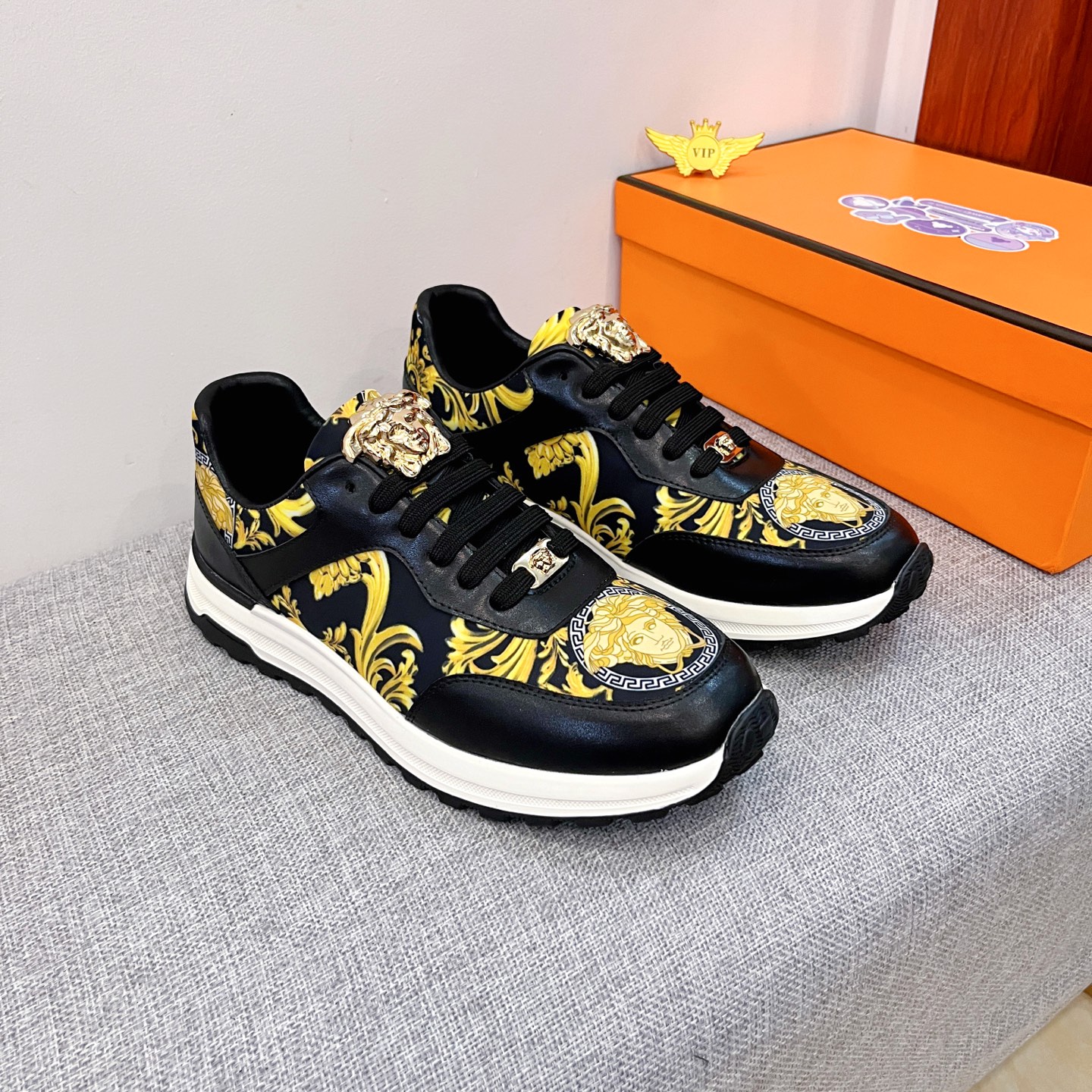 NO:588468,[Versace] The latest masterpiece of the high-end men's shoe brand official website 11, the upper is made of Italian imported first-layer cowhide with a comfortable and breathable lining and original non-slip and wear-resistant outsole, making walking more convenient and comfortable!  Exclusive new model, stunning work, Midea 11 replica [color] compared with official quality!  Create a fashionable personality to set off your uniqueness!  A must-have for trendy men! Classic sizes: 38-44, 2 colors available.,,versace,cowhide19860909【 范思哲】 男鞋高端品牌 官网11最新力作鞋面采用意大利进口头层牛皮搭配舒适透气内里原版防滑耐磨大底制作,让行走更加便捷舒适！独家新款,惊世之作,与官方的质量相比美的11复刻[色]！打造时尚个性衬托你的与众不同！潮男必备!经典尺码:38-44 颜色2色可选.,,versace,cowhide,Men's shoes