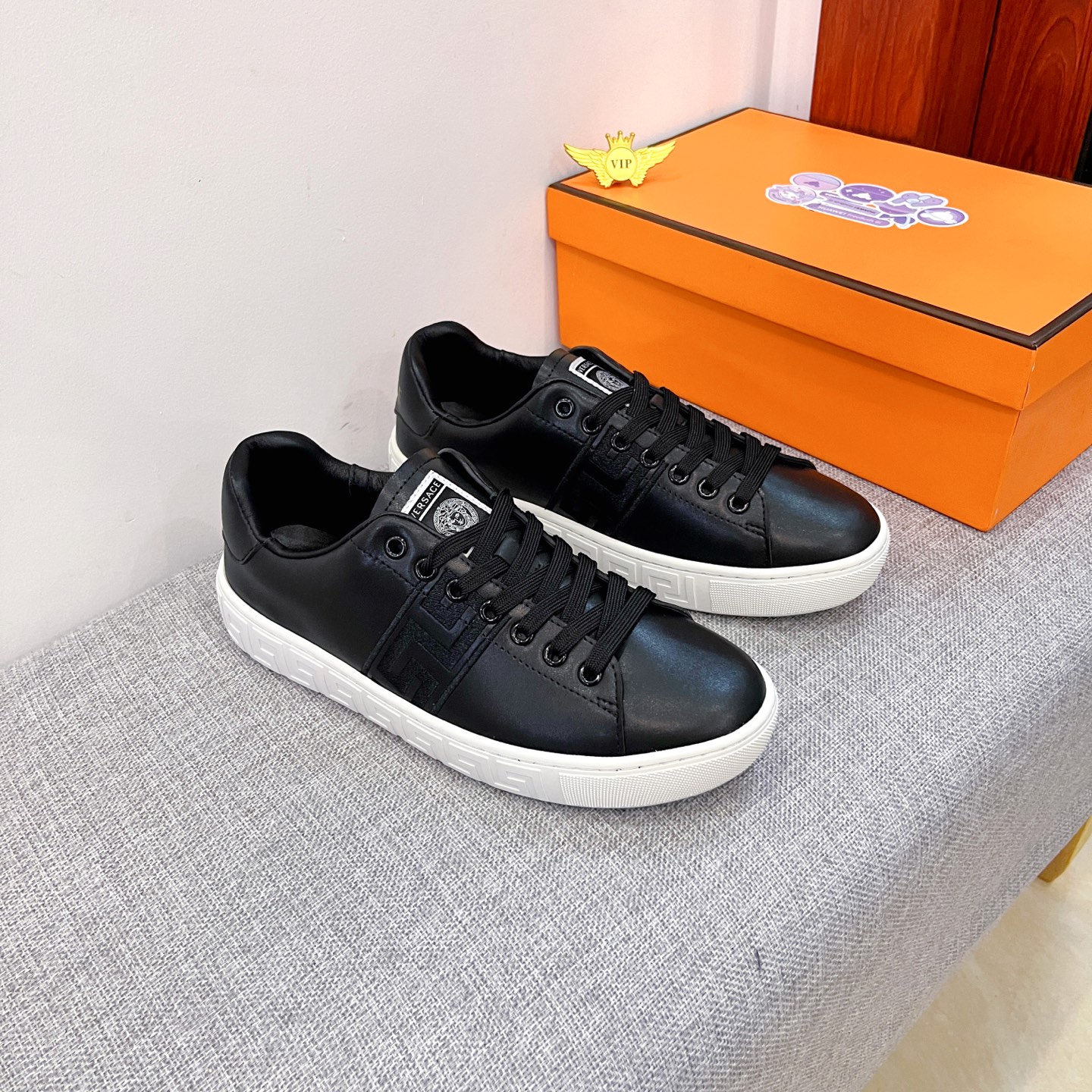 NO:588443,[Versace] The latest masterpiece of the high-end men's shoe brand official website 11, the upper is made of Italian imported first-layer cowhide with a comfortable and breathable lining and original non-slip and wear-resistant outsole, making walking more convenient and comfortable!  Exclusive new model, stunning work, Midea 11 replica [color] compared with official quality!  Create a fashionable personality to set off your uniqueness!  A must-have for trendy men! Classic sizes: 38-44, 2 colors available.,,versace,cowhide19860909【 范思哲】 男鞋高端品牌 官网11最新力作鞋面采用意大利进口头层牛皮搭配舒适透气内里原版防滑耐磨大底制作,让行走更加便捷舒适！独家新款,惊世之作,与官方的质量相比美的11复刻[色]！打造时尚个性衬托你的与众不同！潮男必备!经典尺码:38-44 颜色2色可选.,,versace,cowhide,Men's shoes