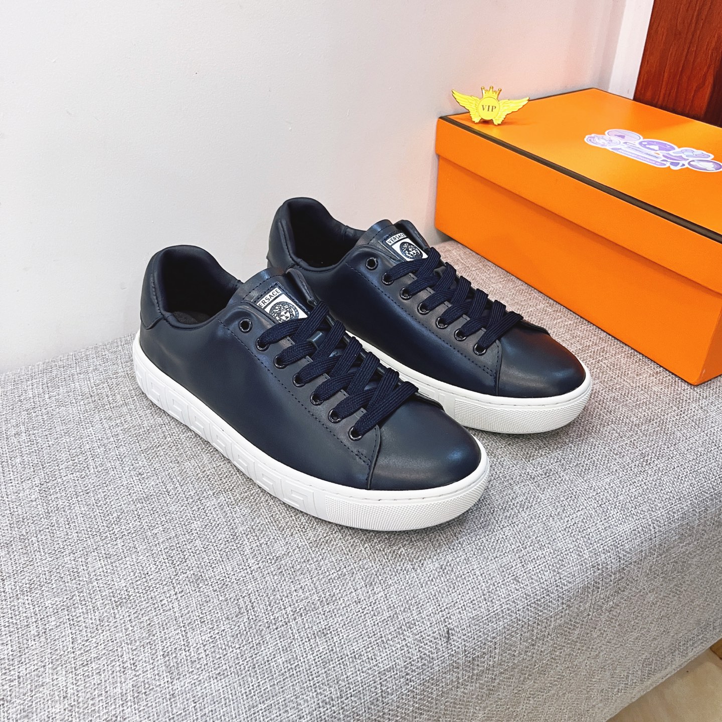 NO:588449,[Versace] The latest masterpiece of the high-end men's shoe brand official website 11, the upper is made of Italian imported first-layer cowhide with a comfortable and breathable lining and original non-slip and wear-resistant outsole, making walking more convenient and comfortable!  Exclusive new model, stunning work, Midea 11 replica [color] compared with official quality!  Create a fashionable personality to set off your uniqueness!  A must-have for trendy men! Classic size: 38-44 Color 1 color available.,,versace,cowhide19860909【 范思哲】 男鞋高端品牌 官网11最新力作鞋面采用意大利进口头层牛皮搭配舒适透气内里原版防滑耐磨大底制作,让行走更加便捷舒适！独家新款,惊世之作,与官方的质量相比美的11复刻[色]！打造时尚个性衬托你的与众不同！潮男必备!经典尺码:38-44 颜色 1色可选.,,versace,cowhide,Men's shoes