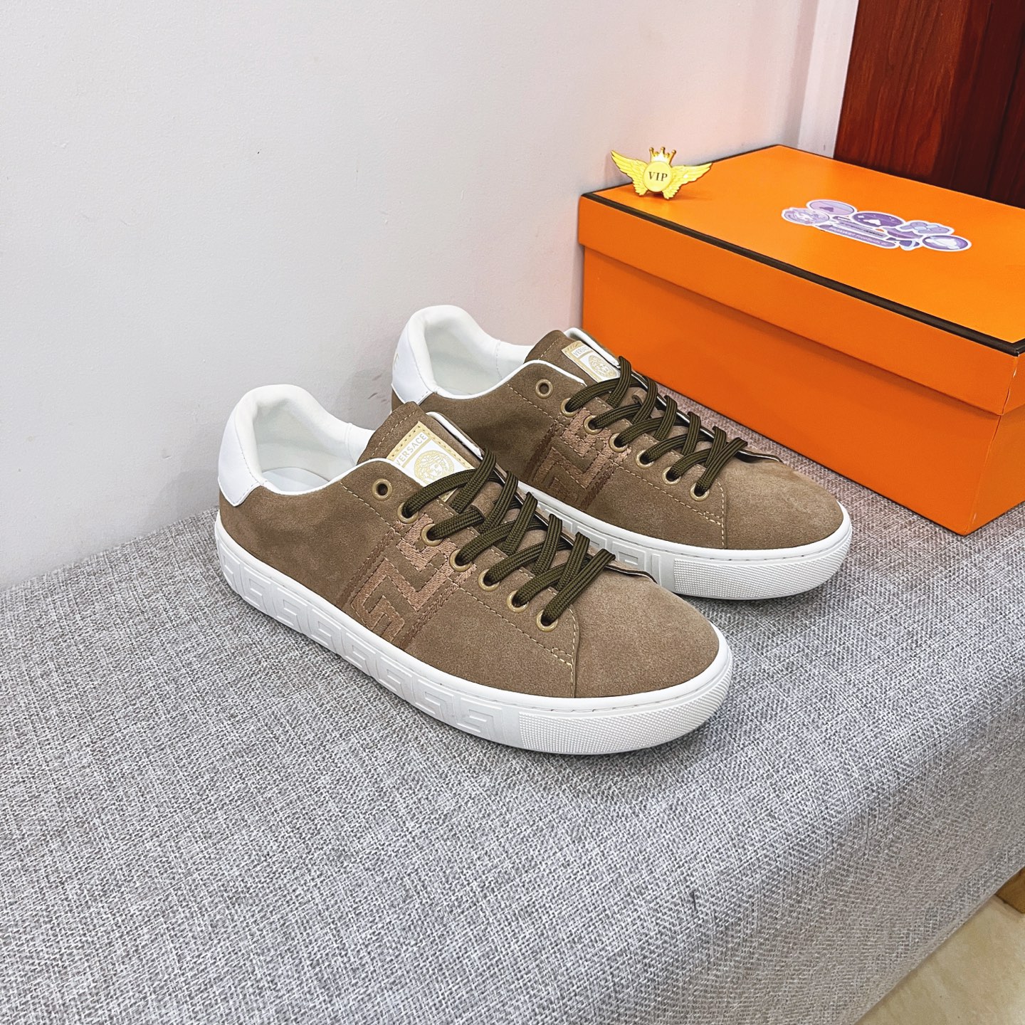 NO:588455,[Versace] The latest masterpiece of the high-end men's shoe brand official website 11, the upper is made of Italian imported first-layer cowhide with a comfortable and breathable lining and original non-slip and wear-resistant outsole, making walking more convenient and comfortable!  Exclusive new model, stunning work, Midea 11 replica [color] compared with official quality!  Create a fashionable personality to set off your uniqueness!  A must-have for trendy men! Classic sizes: 38-44, multiple colors available.,,versace,cowhide19860909【 范思哲】 男鞋高端品牌 官网11最新力作鞋面采用意大利进口头层牛皮搭配舒适透气内里原版防滑耐磨大底制作,让行走更加便捷舒适！独家新款,惊世之作,与官方的质量相比美的11复刻[色]！打造时尚个性衬托你的与众不同！潮男必备!经典尺码:38-44 颜色多色可选.,,versace,cowhide,Men's shoes