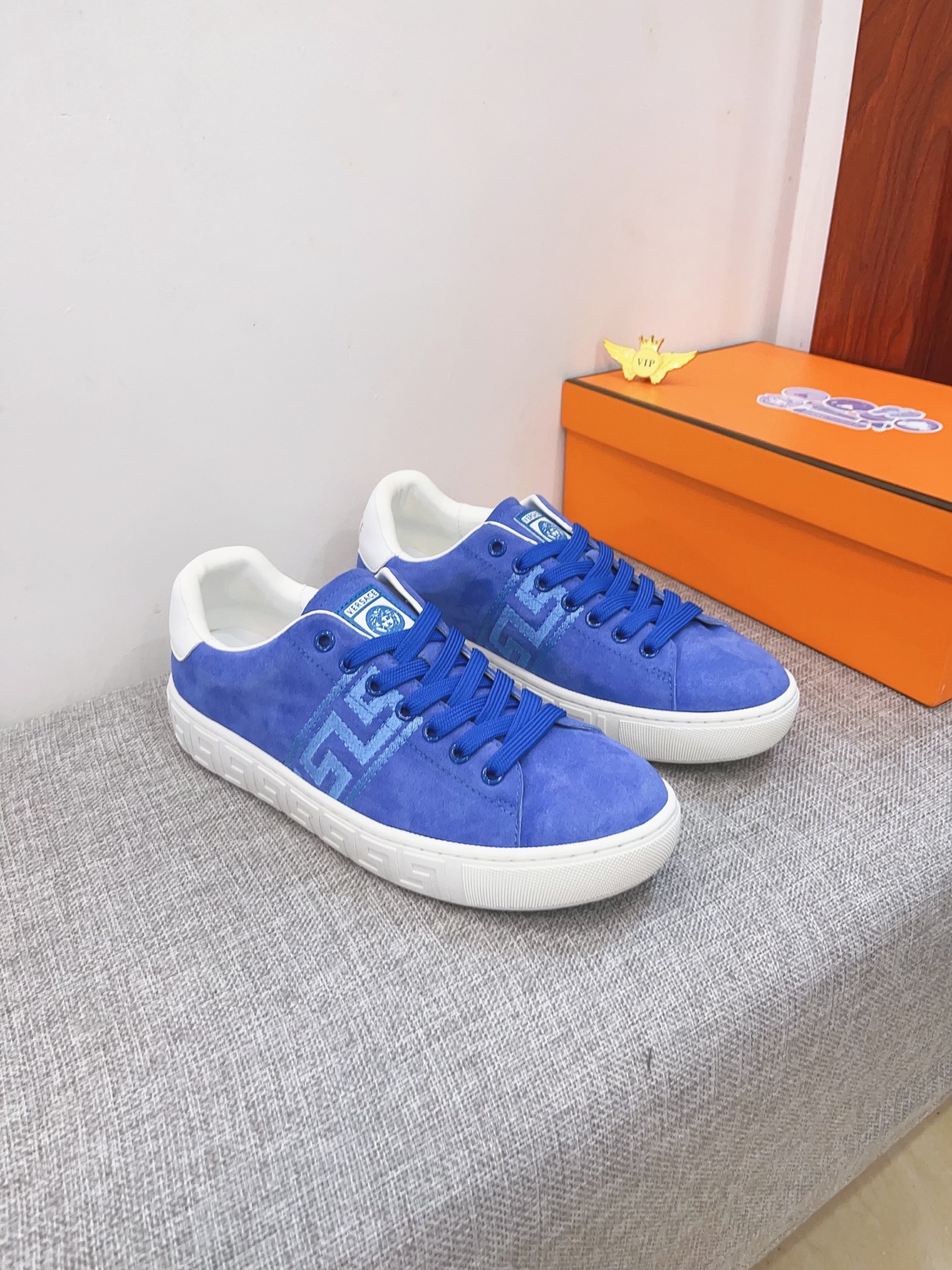 NO:588461,[Versace] The latest masterpiece of the high-end men's shoe brand official website 11, the upper is made of Italian imported first-layer cowhide with a comfortable and breathable lining and original non-slip and wear-resistant outsole, making walking more convenient and comfortable!  Exclusive new model, stunning work, Midea 11 replica [color] compared with official quality!  Create a fashionable personality to set off your uniqueness!  A must-have for trendy men! Classic sizes: 38-44 Colors Multiple colors available.,,versace,cowhide19860909【 范思哲】 男鞋高端品牌 官网11最新力作鞋面采用意大利进口头层牛皮搭配舒适透气内里原版防滑耐磨大底制作,让行走更加便捷舒适！独家新款,惊世之作,与官方的质量相比美的11复刻[色]！打造时尚个性衬托你的与众不同！潮男必备!经典尺码:38-44 颜色 多色可选.,,versace,cowhide,Men's shoes