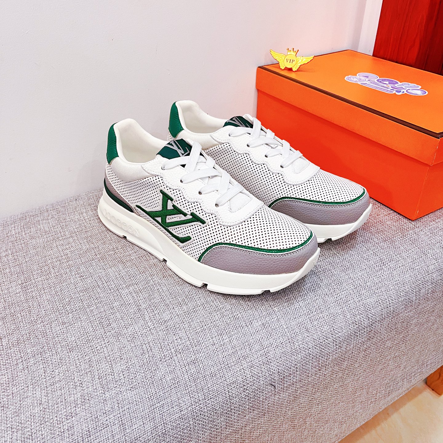 NO:589049,[VL] Louis Vuitton, a high-end men's shoe brand, official website 11's latest masterpiece, the upper is made of first-layer cowhide imported from Italy with a comfortable and breathable lining and original non-slip and wear-resistant outsole, making walking more convenient and comfortable!  Exclusive new model, stunning work, Midea 11 replica [color] compared with official quality!  Create a fashionable personality to set off your uniqueness!  A must-have for trendy men! Classic sizes: 38-44 Colors Multiple colors available.,,louis vuitton,cowhide19860909【 VL】 路易威登 男鞋高端品牌 官网11最新力作鞋面采用意大利进口头层牛皮搭配舒适透气内里原版防滑耐磨大底制作,让行走更加便捷舒适！独家新款,惊世之作,与官方的质量相比美的11复刻[色]！打造时尚个性衬托你的与众不同！潮男必备!经典尺码:38-44 颜色 多色可选.,,louis vuitton,cowhide,Men's shoes