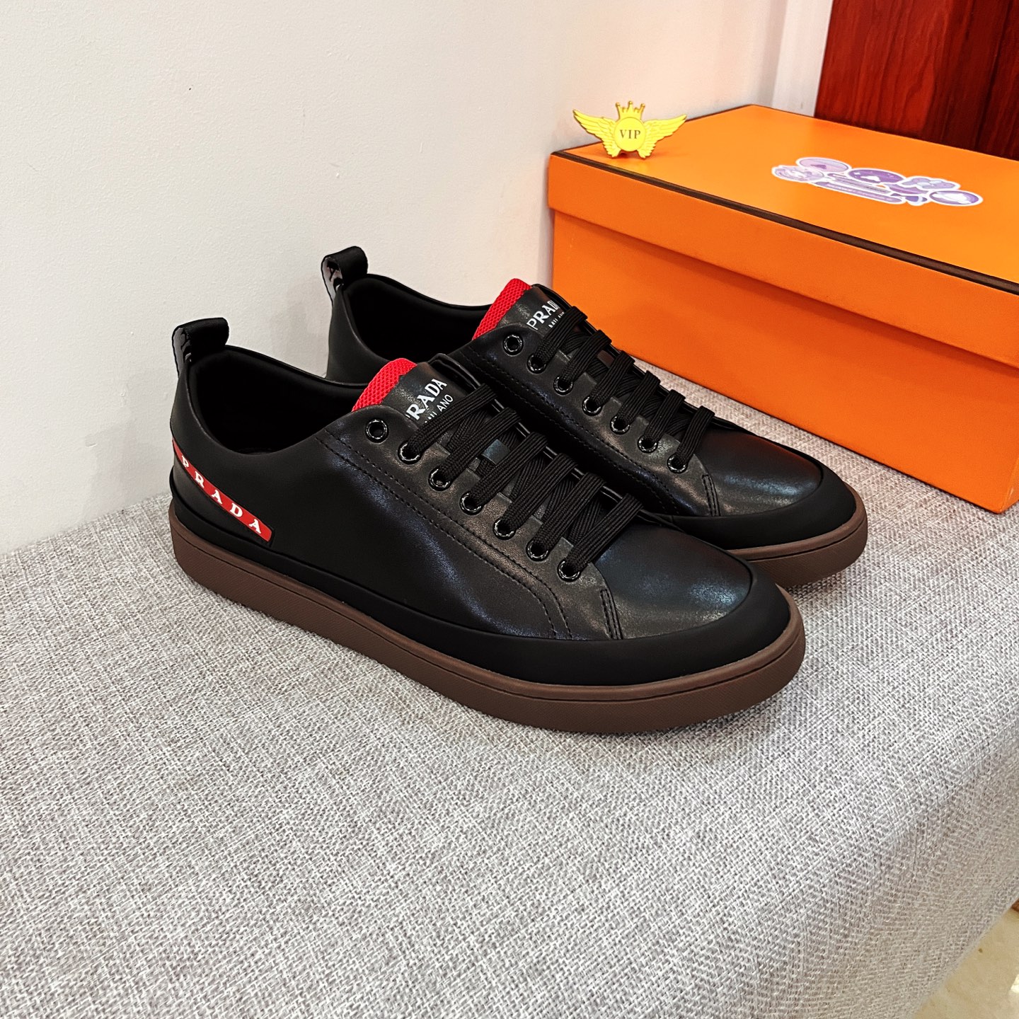 NO:744364,[Prada] The latest masterpiece of the high-end men's shoe brand official website 11, the upper is made of first-layer cowhide imported from Italy with a comfortable and breathable lining and original non-slip and wear-resistant outsole, making walking more convenient and comfortable!  Exclusive new model, stunning work, Midea 11 replica [color] compared with official quality!  Create a fashionable personality to set off your uniqueness!  A must-have for trendy men! Classic sizes: 38-44, 1 color available, prada, cowhide19860909【普拉达】男鞋高端品牌 官网11最新力作鞋面采用意大利进口头层牛皮搭配舒适透气内里原版防滑耐磨大底制作,让行走更加便捷舒适！独家新款,惊世之作,与官方的质量相比美的11复刻[色]！打造时尚个性衬托你的与众不同！潮男必备!经典尺码:38-44 颜色1色可选,,prada,cowhide,Men's shoes