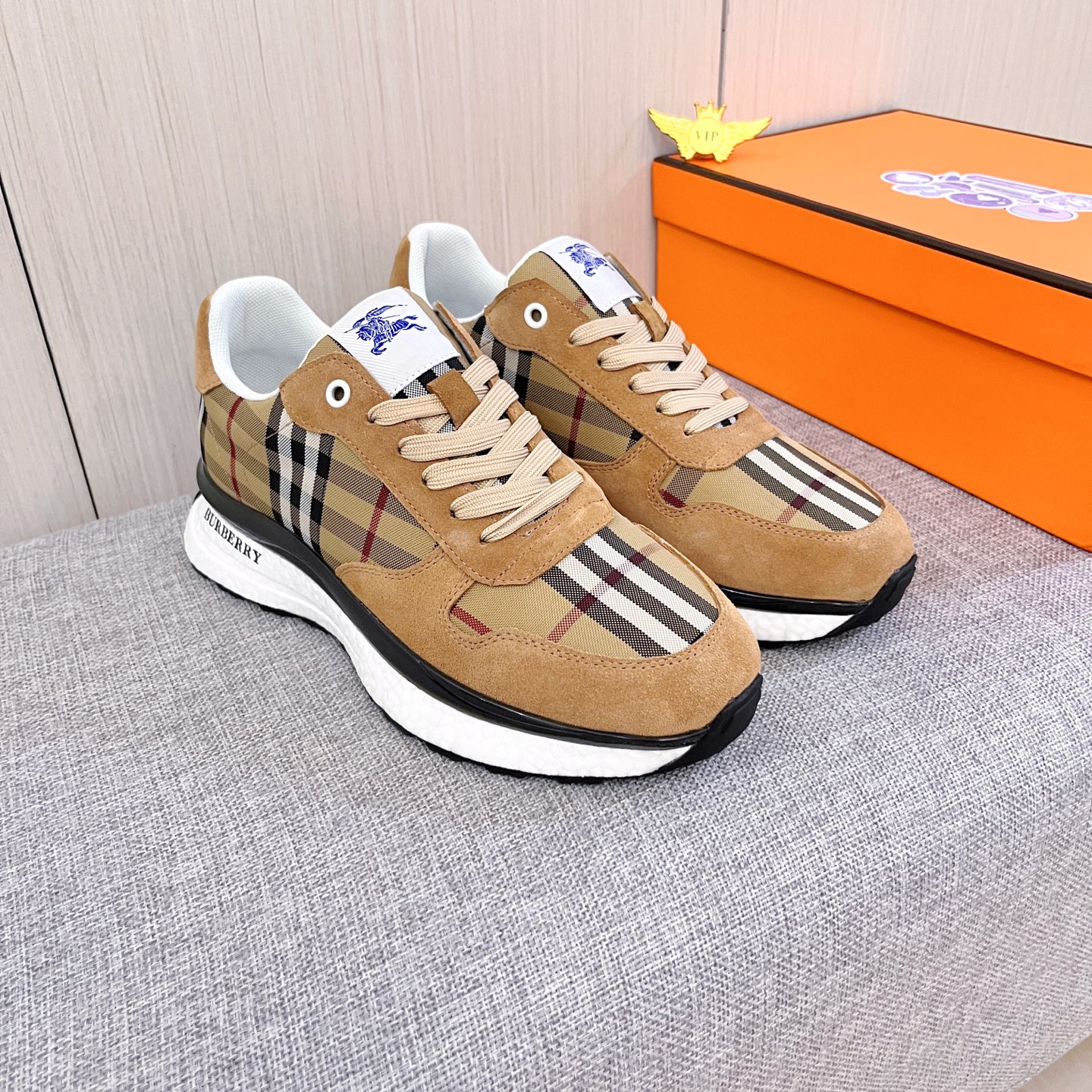 NO:589610,[Burberry] The latest masterpiece of the high-end men's shoe brand official website 11, the upper is made of first-layer cowhide imported from Italy with a comfortable and breathable lining and original non-slip and wear-resistant outsole, making walking more convenient and comfortable!  Exclusive new model, stunning work, Midea 11 replica [color] compared with official quality!  Create a fashionable personality to set off your uniqueness!  A must-have for trendy men! Classic sizes: 38-44, 2 colors available.,,burberry,cowhide19860909【 巴宝莉】男鞋高端品牌 官网11最新力作鞋面采用意大利进口头层牛皮搭配舒适透气内里原版防滑耐磨大底制作,让行走更加便捷舒适！独家新款,惊世之作,与官方的质量相比美的11复刻[色]！打造时尚个性衬托你的与众不同！潮男必备!经典尺码:38-44 颜色2 色可选.,,burberry,cowhide,Men's shoes