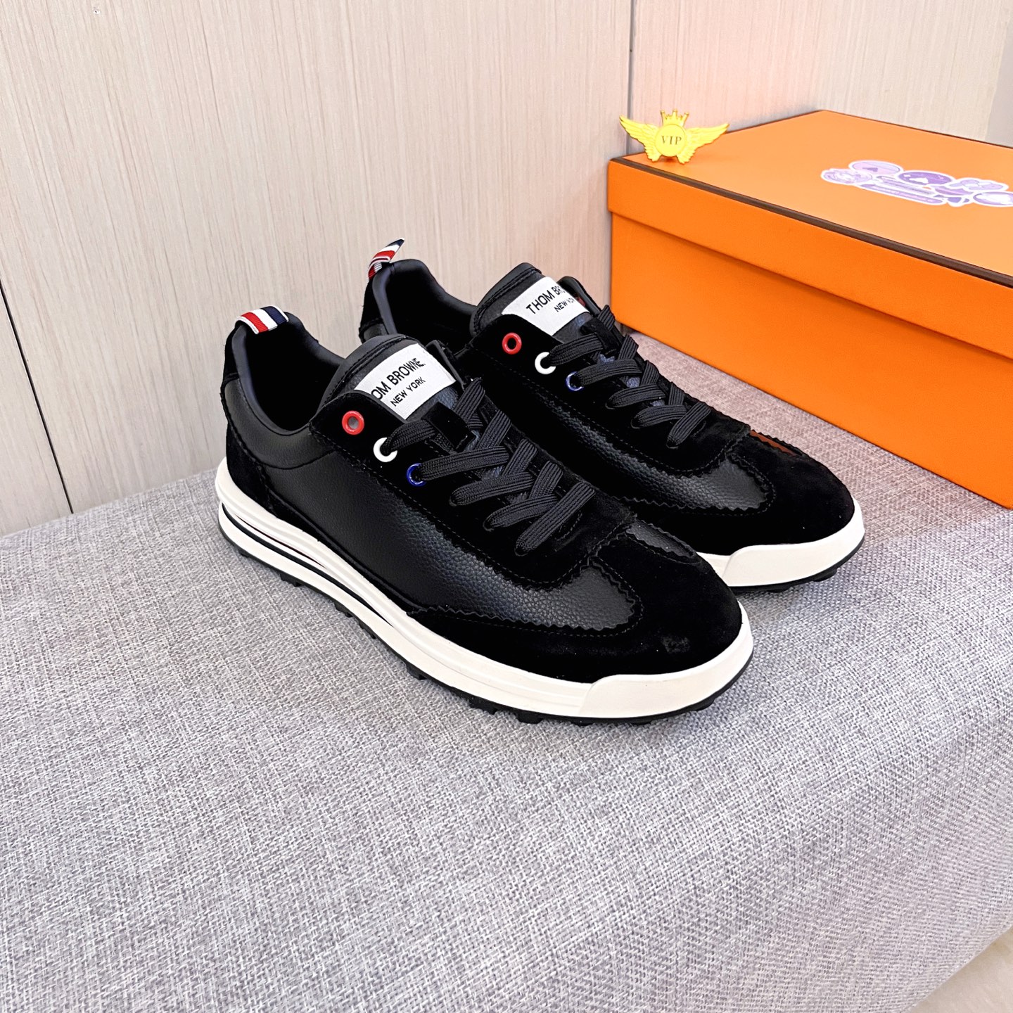 NO:589622,[Tom Brown] The latest masterpiece of the high-end men's shoe brand official website 11, the upper is made of first-layer cowhide imported from Italy with a comfortable and breathable lining and original non-slip and wear-resistant outsole, making walking more convenient and comfortable!  Exclusive new model, stunning work, Midea 11 replica [color] compared with official quality!  Create a fashionable personality to set off your uniqueness!  A must-have for trendy men! Classic sizes: 38-44 Colors Multiple colors available.,,thom browne,cowhide19860909【 汤姆布朗】男鞋高端品牌 官网11最新力作鞋面采用意大利进口头层牛皮搭配舒适透气内里原版防滑耐磨大底制作,让行走更加便捷舒适！独家新款,惊世之作,与官方的质量相比美的11复刻[色]！打造时尚个性衬托你的与众不同！潮男必备!经典尺码:38-44 颜色 多色可选.,,thom browne,cowhide,Men's shoes