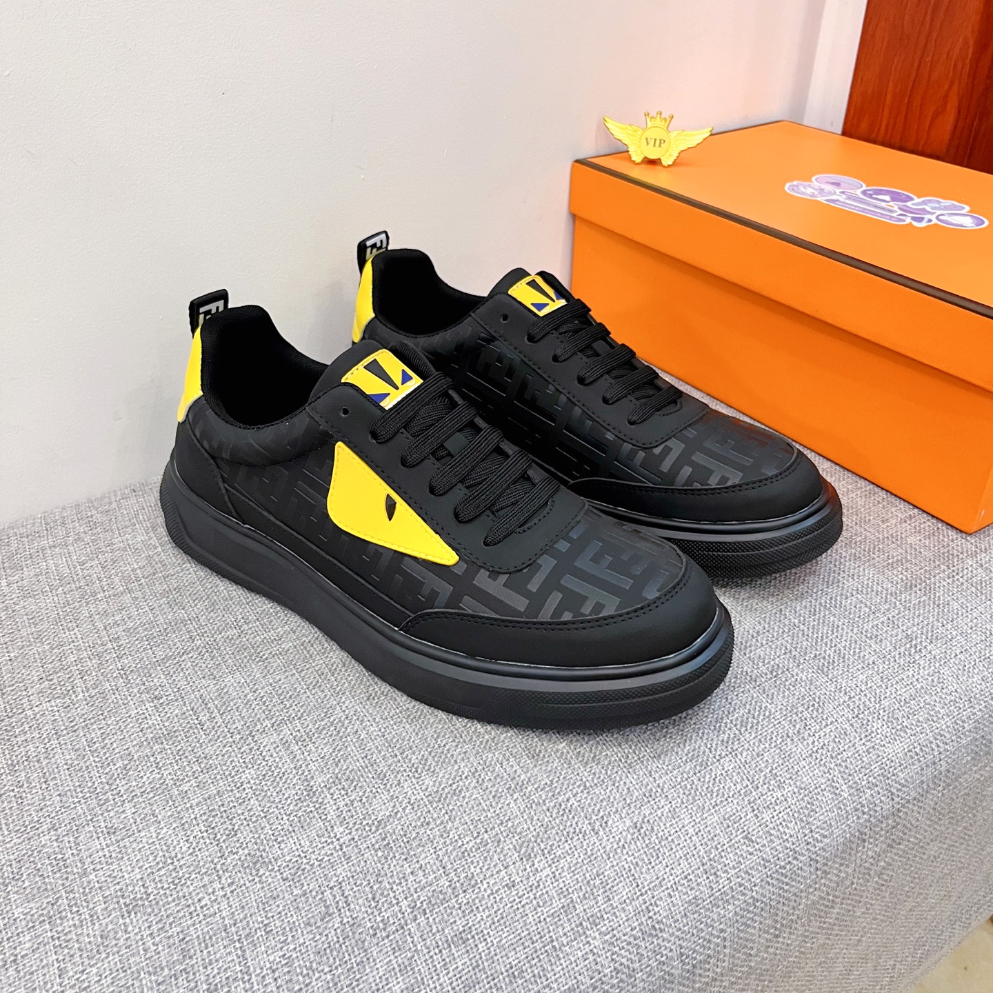 NO:663874,[Fendi] The latest masterpiece of the high-end men's shoe brand official website 11, the upper is made of first-layer cowhide imported from Italy with a comfortable and breathable lining and original non-slip and wear-resistant outsole, making walking more convenient and comfortable!  Exclusive new model, stunning work, Midea 11 replica [color] compared with official quality!  Create a fashionable personality to set off your uniqueness!  A must-have for trendy men! Classic sizes: 38-44, 2 colors available.,,fendi,cowhide19860909【 芬迪】男鞋高端品牌 官网11最新力作鞋面采用意大利进口头层牛皮搭配舒适透气内里原版防滑耐磨大底制作,让行走更加便捷舒适！独家新款,惊世之作,与官方的质量相比美的11复刻[色]！打造时尚个性衬托你的与众不同！潮男必备!经典尺码:38-44 颜色2色可选.,,fendi,cowhide,Men's shoes