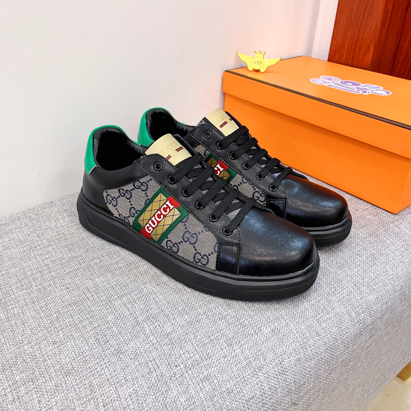 NO:663867,[Gucci] The latest masterpiece of the high-end men's shoe brand official website 11 is made of Italian imported first-layer cowhide with a comfortable and breathable lining and original non-slip and wear-resistant outsole, making walking more convenient and comfortable!  Exclusive new model, stunning work, Midea 11 replica [color] compared with official quality!  Create a fashionable personality to set off your uniqueness!  A must-have for trendy men! Classic sizes: 38-44, 2 colors available.,,cowhide19860909【 古奇】男鞋高端品牌 官网11最新力作鞋面采用意大利进口头层牛皮搭配舒适透气内里原版防滑耐磨大底制作,让行走更加便捷舒适！独家新款,惊世之作,与官方的质量相比美的11复刻[色]！打造时尚个性衬托你的与众不同！潮男必备!经典尺码:38-44 颜色2色可选.,,cowhide,Men's shoes