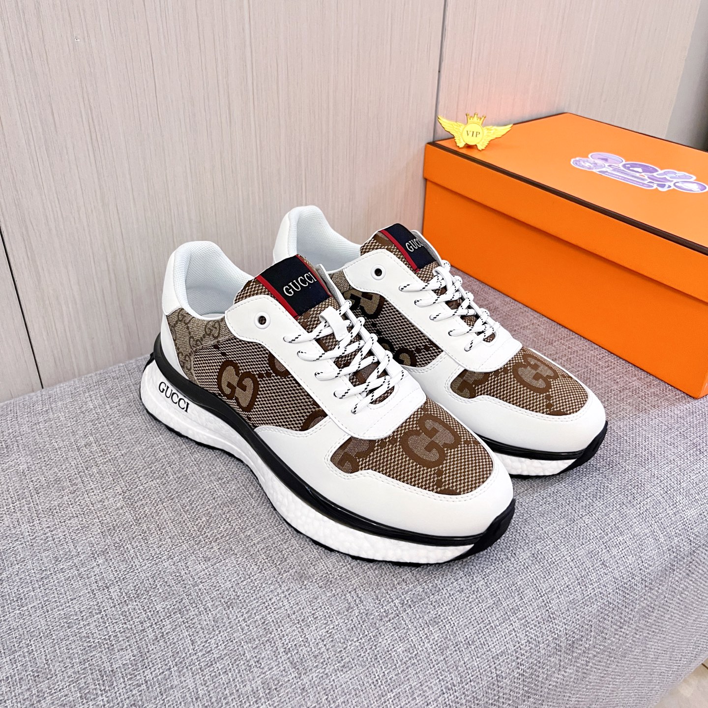 NO:639876,[Gucci] The latest masterpiece of the high-end men's shoe brand official website 11 is made of Italian imported first-layer cowhide with a comfortable and breathable lining and original non-slip and wear-resistant outsole, making walking more convenient and comfortable!  Exclusive new model, stunning work, Midea 11 replica [color] compared with official quality!  Create a fashionable personality to set off your uniqueness!  A must-have for trendy men! Classic sizes: 38-44 Colors Multiple colors available.,,cowhide19860909【 古奇】男鞋高端品牌 官网11最新力作鞋面采用意大利进口头层牛皮搭配舒适透气内里原版防滑耐磨大底制作,让行走更加便捷舒适！独家新款,惊世之作,与官方的质量相比美的11复刻[色]！打造时尚个性衬托你的与众不同！潮男必备!经典尺码:38-44 颜色 多色可选.,,cowhide,Men's shoes