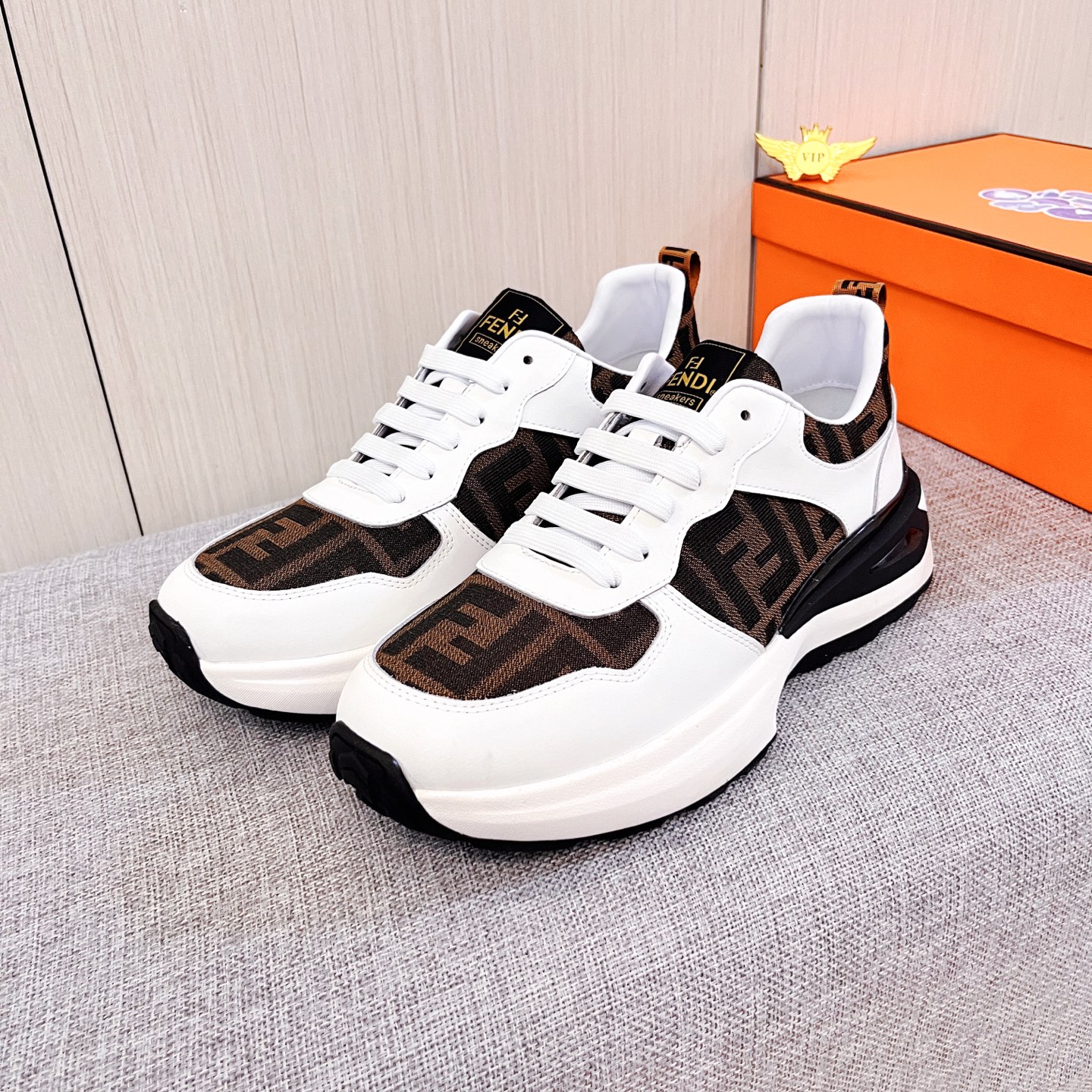 NO:604333,[Fendi] The latest masterpiece of the high-end men's shoe brand official website 11, the upper is made of first-layer cowhide imported from Italy with a comfortable and breathable lining and original non-slip and wear-resistant outsole, making walking more convenient and comfortable!  Exclusive new model, stunning work, Midea 11 replica [color] compared with official quality!  Create a fashionable personality to set off your uniqueness!  A must-have for trendy men! Classic sizes: 38-44 Colors 2 colors available.,,fendi,cowhide19860909【 芬迪】男鞋高端品牌 官网11最新力作鞋面采用意大利进口头层牛皮搭配舒适透气内里原版防滑耐磨大底制作,让行走更加便捷舒适！独家新款,惊世之作,与官方的质量相比美的11复刻[色]！打造时尚个性衬托你的与众不同！潮男必备!经典尺码:38-44 颜色 2色可选.,,fendi,cowhide,Men's shoes