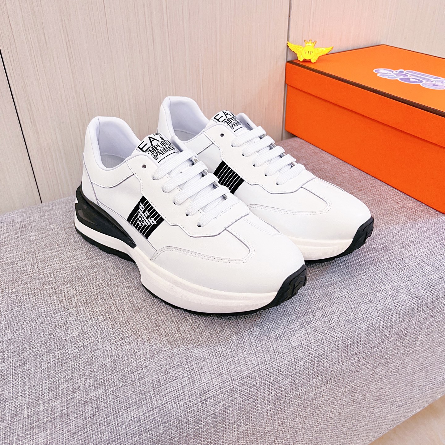 NO:604329,[Armani] The latest masterpiece of the high-end men's shoe brand official website 11, the upper is made of first-layer cowhide imported from Italy with a comfortable and breathable lining and original non-slip and wear-resistant outsole, making walking more convenient and comfortable!  Exclusive new model, stunning work, Midea 11 replica [color] compared with official quality!  Create a fashionable personality to set off your uniqueness!  A must-have for trendy men! Classic sizes: 38-44 Colors 2 colors available.,,armani,cowhide19860909【 阿玛尼】男鞋高端品牌 官网11最新力作鞋面采用意大利进口头层牛皮搭配舒适透气内里原版防滑耐磨大底制作,让行走更加便捷舒适！独家新款,惊世之作,与官方的质量相比美的11复刻[色]！打造时尚个性衬托你的与众不同！潮男必备!经典尺码:38-44 颜色 2色可选.,,armani,cowhide,Men's shoes