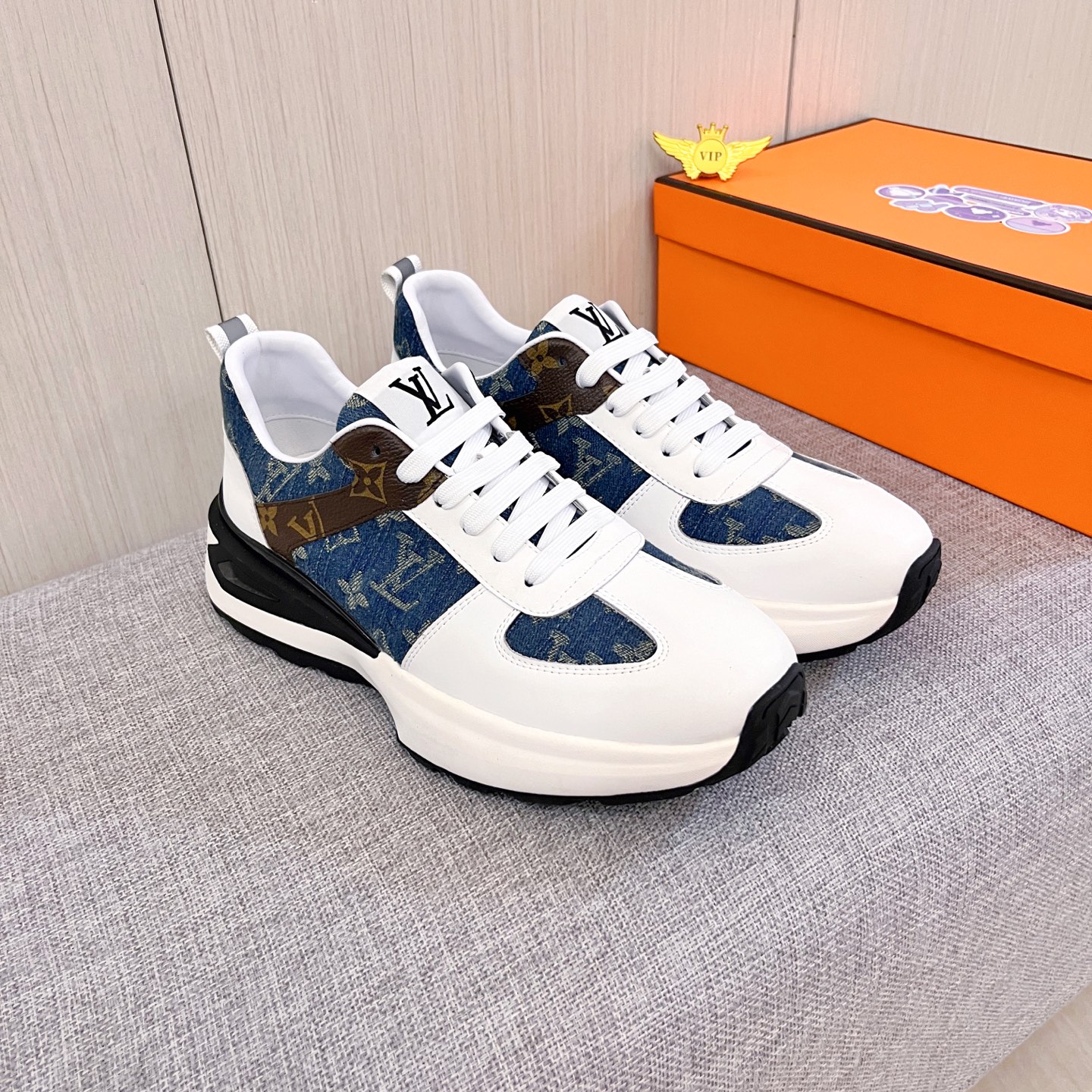 NO:604325,[LV] Louis Vuitton, a high-end men's shoe brand, official website 11's latest masterpiece, the upper is made of first-layer cowhide imported from Italy with a comfortable and breathable lining and original non-slip and wear-resistant outsole, making walking more convenient and comfortable!  Exclusive new model, stunning work, Midea 11 replica [color] compared with official quality!  Create a fashionable personality to set off your uniqueness!  A must-have for trendy men! Classic sizes: 38-44 Colors 2 colors available.,,louis vuitton,louis vuitton,cowhide19860909【 LV】路易威登 男鞋高端品牌 官网11最新力作鞋面采用意大利进口头层牛皮搭配舒适透气内里原版防滑耐磨大底制作,让行走更加便捷舒适！独家新款,惊世之作,与官方的质量相比美的11复刻[色]！打造时尚个性衬托你的与众不同！潮男必备!经典尺码:38-44 颜色 2色可选.,,louis vuitton,louis vuitton,cowhide,Men's shoes