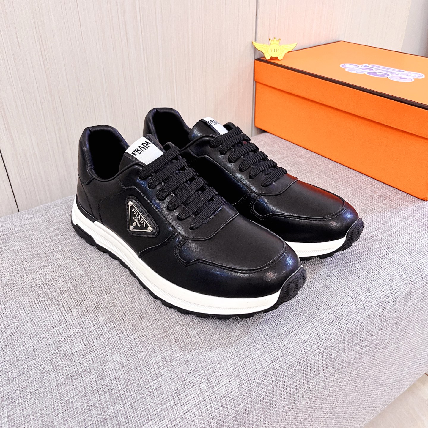 NO:604336,[Prada] The latest masterpiece of the high-end men's shoe brand official website 11, the upper is made of first-layer cowhide imported from Italy with a comfortable and breathable lining and original non-slip and wear-resistant outsole, making walking more convenient and comfortable!  Exclusive new model, stunning work, Midea 11 replica [color] compared with official quality!  Create a fashionable personality to set off your uniqueness!  A must-have for trendy men! Classic sizes: 38-44 Color 2 colors available.,,prada,cowhide19860909【 普拉达】男鞋高端品牌 官网11最新力作鞋面采用意大利进口头层牛皮搭配舒适透气内里原版防滑耐磨大底制作,让行走更加便捷舒适！独家新款,惊世之作,与官方的质量相比美的11复刻[色]！打造时尚个性衬托你的与众不同！潮男必备!经典尺码:38-44 颜色 2色可选.,,prada,cowhide,Men's shoes