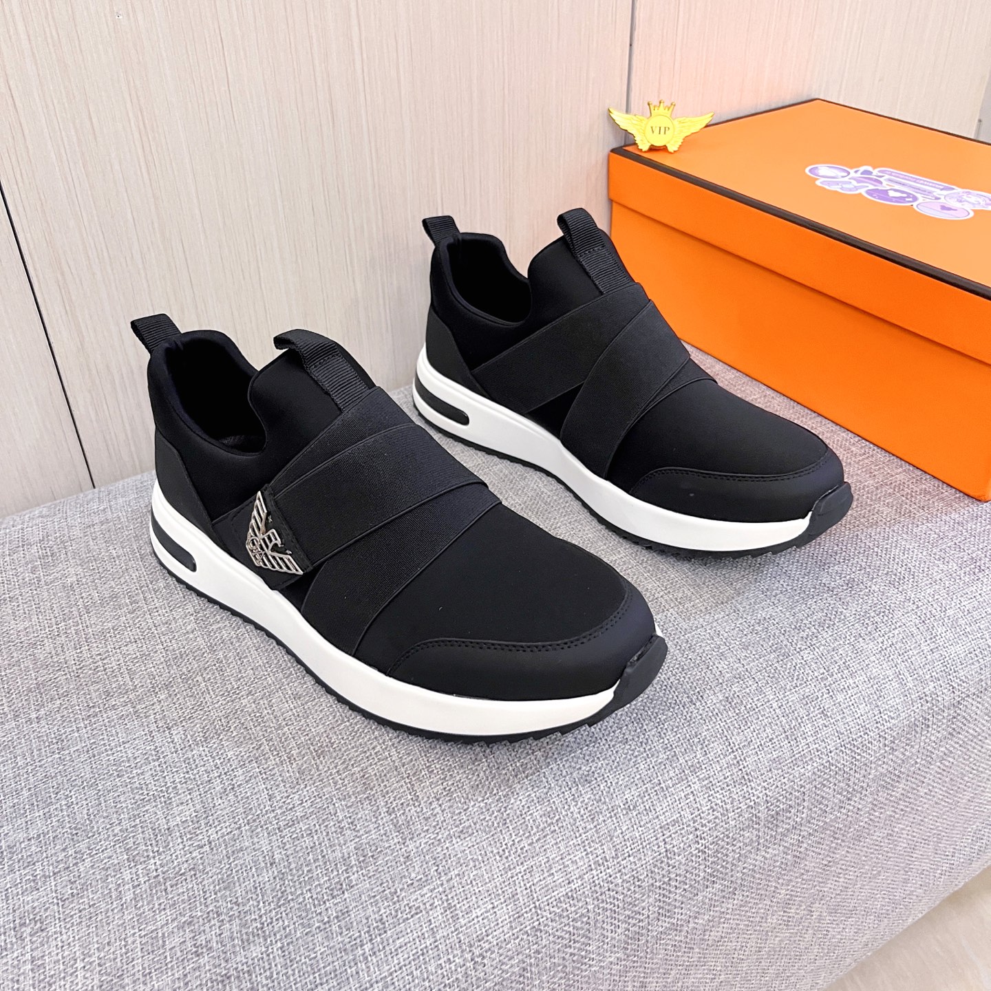 NO:604313,[Armani]) The latest masterpiece of the high-end men's shoe brand official website 11, the upper is made of the original Italian official website special technical cloth fabric with the original comfortable and breathable lining and the original designated non-slip outsole, making walking more convenient and comfortable!  Exclusive new model, stunning work, Midea 11 replica [color] compared with official quality!  Create a fashionable personality to set off your uniqueness!  A must-have for trendy men! , Size: 38-44. Color. 2 colors available, armani19860909【 阿玛尼】）男鞋高端品牌 官网11最新力作鞋面采用意大利官网原版专用科技布面料搭配原版舒适透气内里原版指定防滑大底制作让行走更加便捷舒适！独家新款,惊世之作,与官方的质量相比美的11复刻[色]！打造时尚个性衬托你的与众不同！潮男必备! ,尺码:38－44.颜色. 2色可选,,armani,Men's shoes