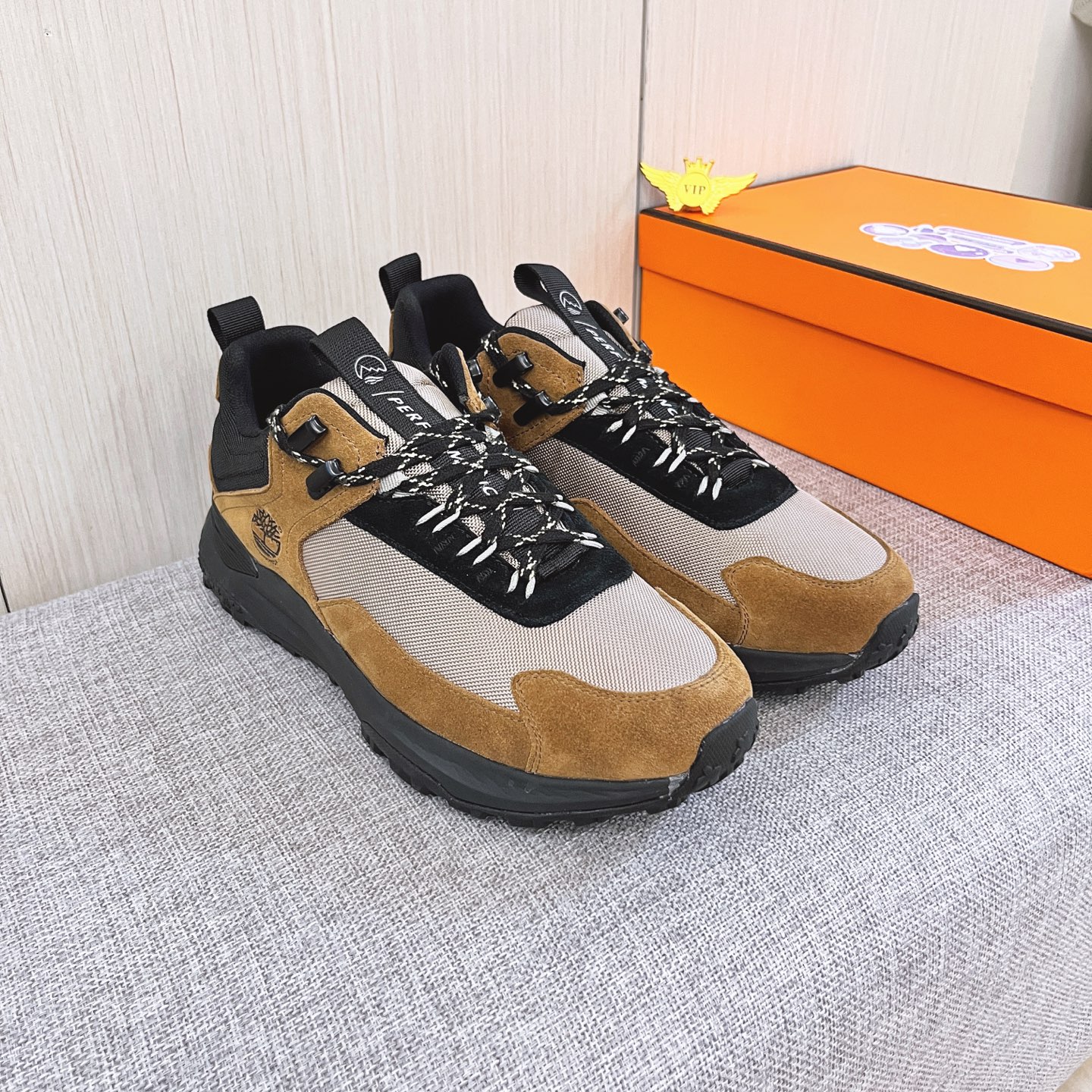 NO:604720,[Timberland] The latest masterpiece of the high-end men's shoe brand official website 11, the upper is made of the original Italian official website special technical cloth fabric with the original comfortable and breathable lining and the original designated non-slip outsole, making walking more convenient and comfortable!  Exclusive new model, stunning work, Midea 11 replica [color] compared with official quality!  Create a fashionable personality to set off your uniqueness!  A must-have for trendy men! , Size: 38-44. Color. Multiple colors available.19860909【天伯伦】男鞋高端品牌 官网11最新力作鞋面采用意大利官网原版专用科技布面料搭配原版舒适透气内里原版指定防滑大底制作让行走更加便捷舒适！独家新款,惊世之作,与官方的质量相比美的11复刻[色]！打造时尚个性衬托你的与众不同！潮男必备! ,尺码:38－44.颜色. 多色可选,,Men's shoes