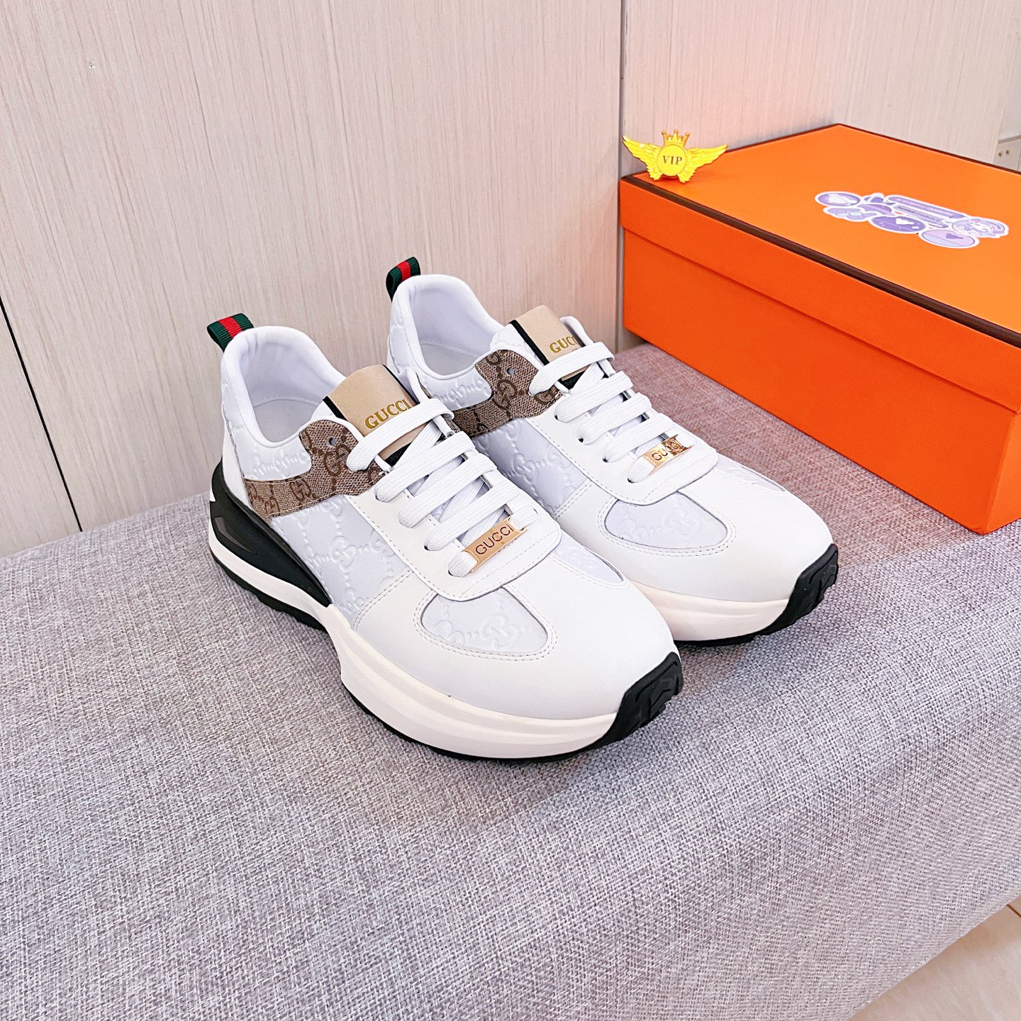 NO:604724,[Gucci] The latest masterpiece of the high-end men's shoe brand official website 11 is made of Italian imported first-layer cowhide with a comfortable and breathable lining and original non-slip and wear-resistant outsole, making walking more convenient and comfortable!  Exclusive new model, stunning work, Midea 11 replica [color] compared with official quality!  Create a fashionable personality to set off your uniqueness!  A must-have for trendy men! Classic sizes: 38-44, 2 colors available.,,cowhide19860909【 古奇】男鞋高端品牌 官网11最新力作鞋面采用意大利进口头层牛皮搭配舒适透气内里原版防滑耐磨大底制作,让行走更加便捷舒适！独家新款,惊世之作,与官方的质量相比美的11复刻[色]！打造时尚个性衬托你的与众不同！潮男必备!经典尺码:38-44 颜色2 色可选.,,cowhide,Men's shoes