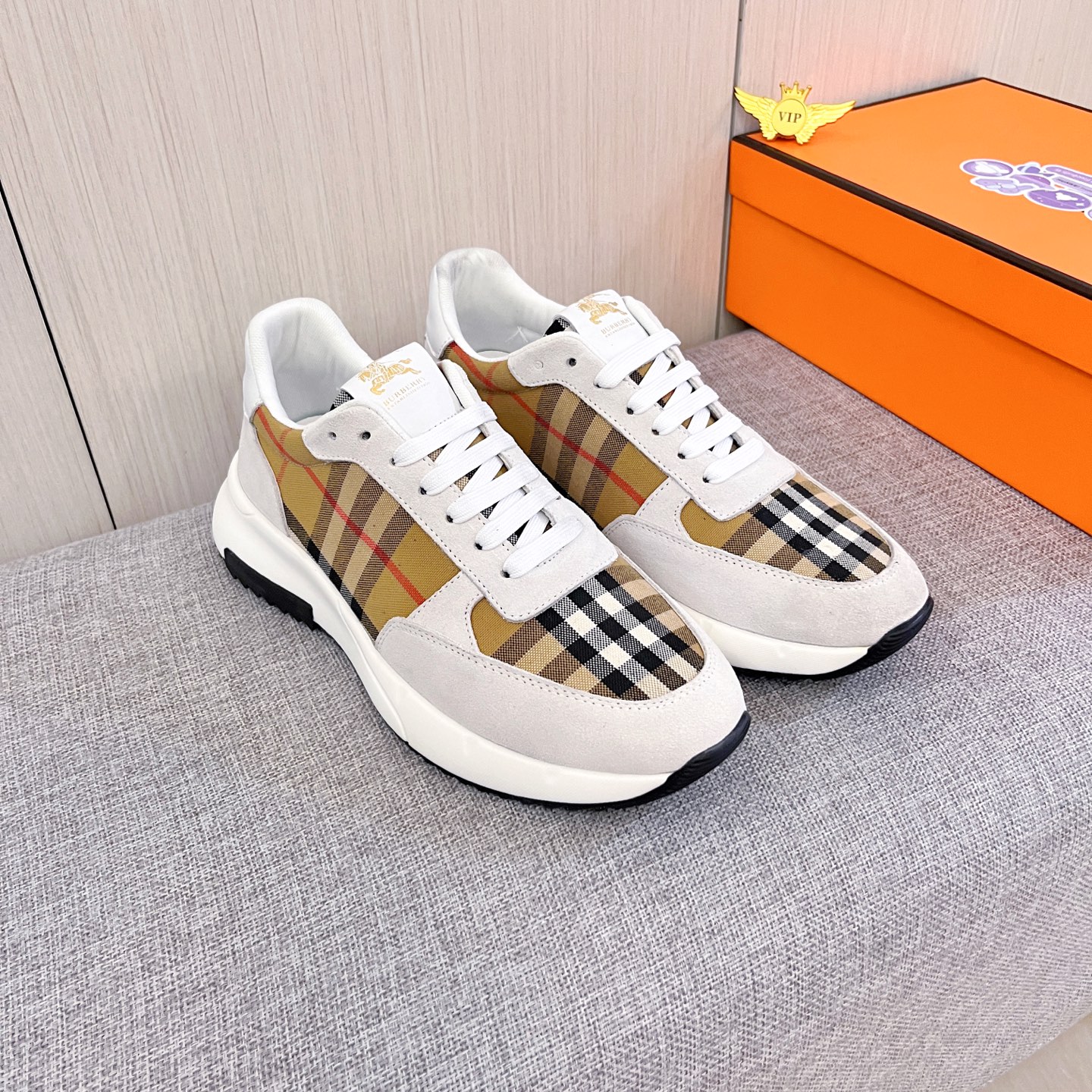 NO:604732,[Burberry] The latest masterpiece of the high-end men's shoe brand official website 11, the upper is made of first-layer cowhide imported from Italy with a comfortable and breathable lining and original non-slip and wear-resistant outsole, making walking more convenient and comfortable!  Exclusive new model, stunning work, Midea 11 replica [color] compared with official quality!  Create a fashionable personality to set off your uniqueness!  A must-have for trendy men! Classic sizes: 38-44, many colors available.,,burberry,cowhide19860909【 巴宝莉】男鞋高端品牌 官网11最新力作鞋面采用意大利进口头层牛皮搭配舒适透气内里原版防滑耐磨大底制作,让行走更加便捷舒适！独家新款,惊世之作,与官方的质量相比美的11复刻[色]！打造时尚个性衬托你的与众不同！潮男必备!经典尺码:38-44 颜色多 色可选.,,burberry,cowhide,Men's shoes