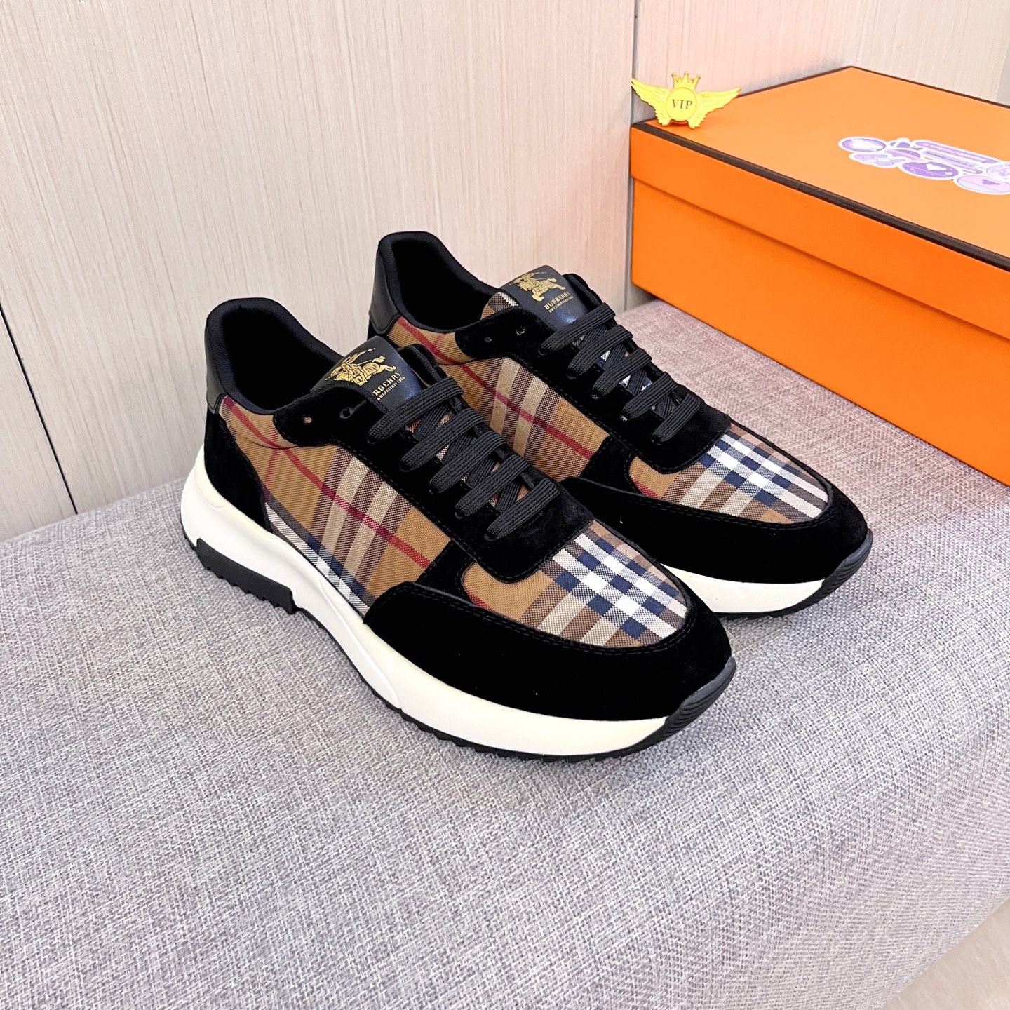 NO:604728,[Burberry] The latest masterpiece of the high-end men's shoe brand official website 11, the upper is made of first-layer cowhide imported from Italy with a comfortable and breathable lining and original non-slip and wear-resistant outsole, making walking more convenient and comfortable!  Exclusive new model, stunning work, Midea 11 replica [color] compared with official quality!  Create a fashionable personality to set off your uniqueness!  A must-have for trendy men! Classic sizes: 38-44, multiple colors available.,,burberry,cowhide19860909【 巴宝莉】男鞋高端品牌 官网11最新力作鞋面采用意大利进口头层牛皮搭配舒适透气内里原版防滑耐磨大底制作,让行走更加便捷舒适！独家新款,惊世之作,与官方的质量相比美的11复刻[色]！打造时尚个性衬托你的与众不同！潮男必备!经典尺码:38-44 颜色多色可选.,,burberry,cowhide,Men's shoes