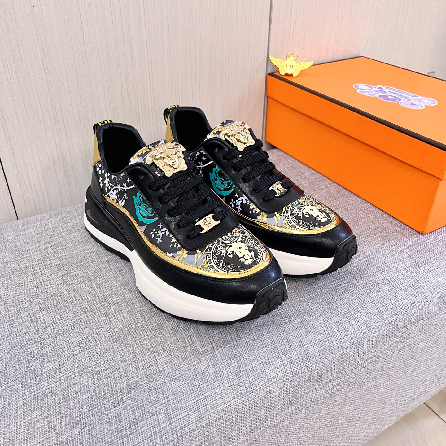 NO:604739,[Versace] The latest masterpiece of the high-end men's shoe brand official website 11, the upper is made of Italian imported first-layer cowhide with a comfortable and breathable lining and original non-slip and wear-resistant outsole, making walking more convenient and comfortable!  Exclusive new model, stunning work, Midea 11 replica [color] compared with official quality!  Create a fashionable personality to set off your uniqueness!  A must-have for trendy men! Classic sizes: 38-44, 2 colors available.,,versace,cowhide19860909【 范思哲】男鞋高端品牌 官网11最新力作鞋面采用意大利进口头层牛皮搭配舒适透气内里原版防滑耐磨大底制作,让行走更加便捷舒适！独家新款,惊世之作,与官方的质量相比美的11复刻[色]！打造时尚个性衬托你的与众不同！潮男必备!经典尺码:38-44 颜色2 色可选.,,versace,cowhide,Men's shoes