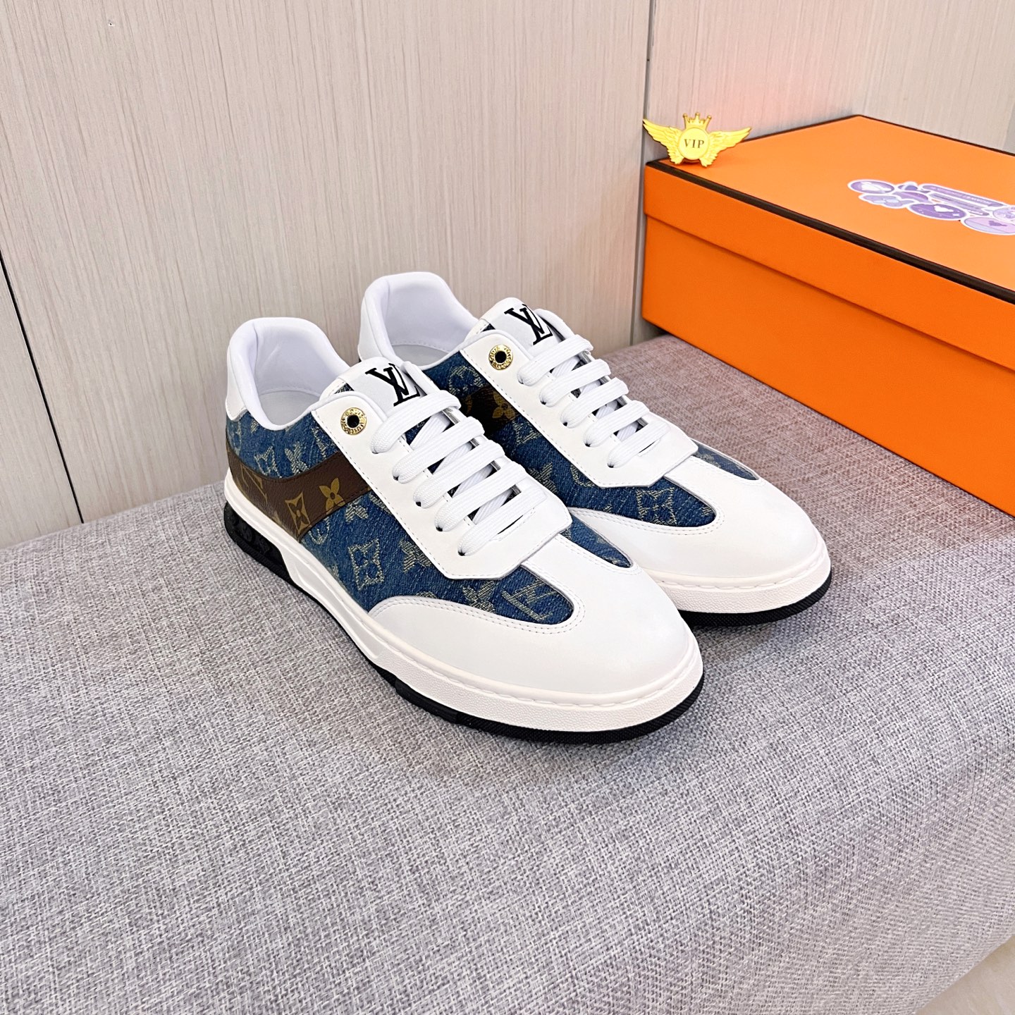 NO:604743,[LV] Louis Vuitton, the high-end men's shoe brand, official website 11's latest masterpiece, the upper is made of first-layer cowhide imported from Italy with a comfortable and breathable lining and original non-slip and wear-resistant outsole, making walking more convenient and comfortable!  Exclusive new model, stunning work, Midea 11 replica [color] compared with official quality!  Create a fashionable personality to set off your uniqueness!  A must-have for trendy men! Classic sizes: 38-44, 2 colors available.,,louis vuitton,louis vuitton,cowhide19860909【 LV】路易威登男鞋高端品牌 官网11最新力作鞋面采用意大利进口头层牛皮搭配舒适透气内里原版防滑耐磨大底制作,让行走更加便捷舒适！独家新款,惊世之作,与官方的质量相比美的11复刻[色]！打造时尚个性衬托你的与众不同！潮男必备!经典尺码:38-44 颜色2 色可选.,,louis vuitton,louis vuitton,cowhide,Men's shoes