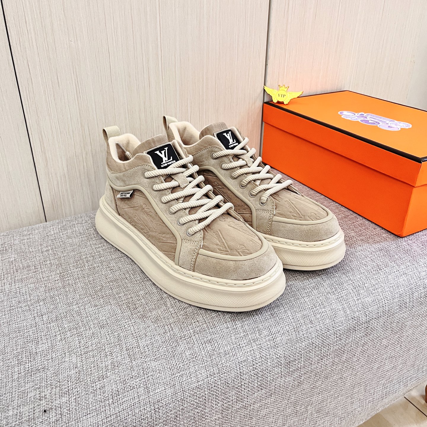 NO:605058,[LV] Louis Vuitton, a high-end men's shoe brand, official website 11's latest masterpiece, the upper is made of Italian official website original special technical cloth fabric with first-layer cowhide original comfortable and breathable lining and original designated non-slip outsole, making walking more convenient and comfortable!  Exclusive new model, stunning work, Midea 11 replica [color] compared with official quality!  Create a fashionable personality to set off your uniqueness!  A must-have for trendy men! , Size: 38-44. Color. 2 colors available, louis vuitton, louis vuitton, cowhide19860909【LV】路易威登 男鞋高端品牌 官网11最新力作鞋面采用意大利官网原版专用科技布面料搭配头层牛皮原版舒适透气内里原版指定防滑大底制作让行走更加便捷舒适！独家新款,惊世之作,与官方的质量相比美的11复刻[色]！打造时尚个性衬托你的与众不同！潮男必备! ,尺码:38－44.颜色. 2色可选,,louis vuitton,louis vuitton,cowhide,Men's shoes