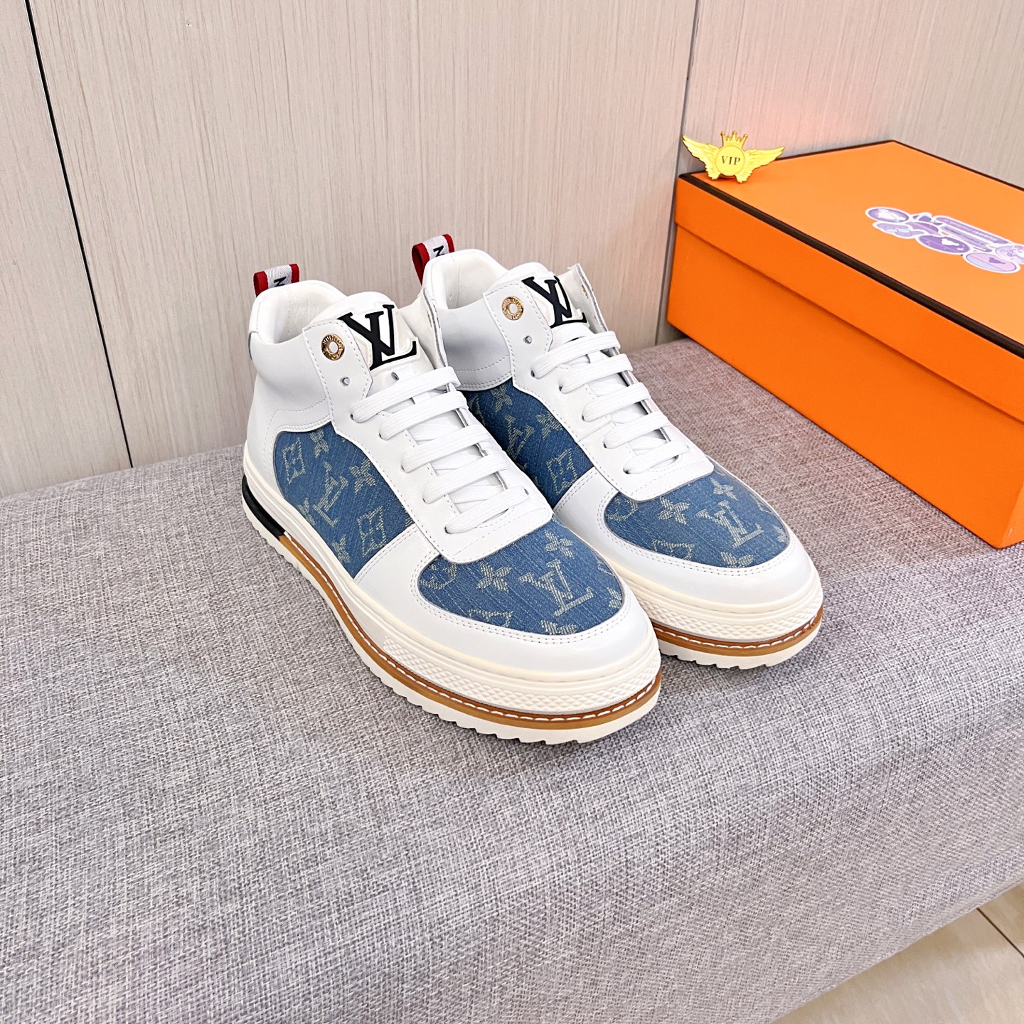 NO:605038,[LV] Louis Vuitton, a high-end men's shoe brand, official website 11's latest masterpiece, the upper is made of first-layer cowhide imported from Italy with a comfortable and breathable lining and original non-slip and wear-resistant outsole, making walking more convenient and comfortable!  Exclusive new model, stunning work, Midea 11 replica [color] compared with official quality!  Create a fashionable personality to set off your uniqueness!  A must-have for trendy men! Classic sizes: 38-44, 2 colors available.,,louis vuitton,louis vuitton,cowhide19860909【 LV】路易威登 男鞋高端品牌 官网11最新力作鞋面采用意大利进口头层牛皮搭配舒适透气内里原版防滑耐磨大底制作,让行走更加便捷舒适！独家新款,惊世之作,与官方的质量相比美的11复刻[色]！打造时尚个性衬托你的与众不同！潮男必备!经典尺码:38-44 颜色2色可选.,,louis vuitton,louis vuitton,cowhide,Men's shoes