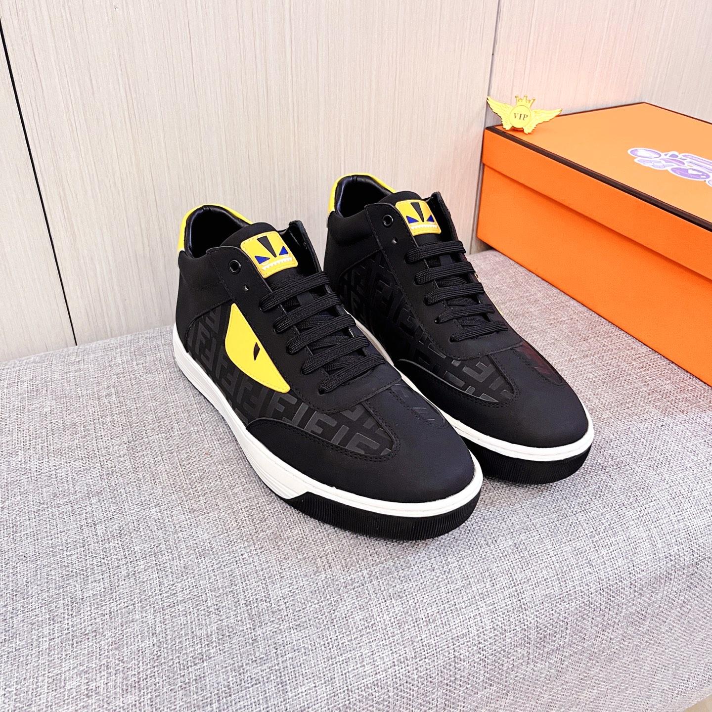 NO:620185,[Fendi] The latest masterpiece of the high-end men's shoe brand official website 11, the upper is made of first-layer cowhide imported from Italy with a comfortable and breathable lining and original non-slip and wear-resistant outsole, making walking more convenient and comfortable!  Exclusive new model, stunning work, Midea 11 replica [color] compared with official quality!  Create a fashionable personality to set off your uniqueness!  A must-have for trendy men! Classic sizes: 38-44, 2 colors available.,,fendi,cowhide19860909【芬迪】男鞋高端品牌 官网11最新力作鞋面采用意大利进口头层牛皮搭配舒适透气内里原版防滑耐磨大底制作,让行走更加便捷舒适！独家新款,惊世之作,与官方的质量相比美的11复刻[色]！打造时尚个性衬托你的与众不同！潮男必备!经典尺码:38-44 颜色2色可选.,,fendi,cowhide,Men's shoes