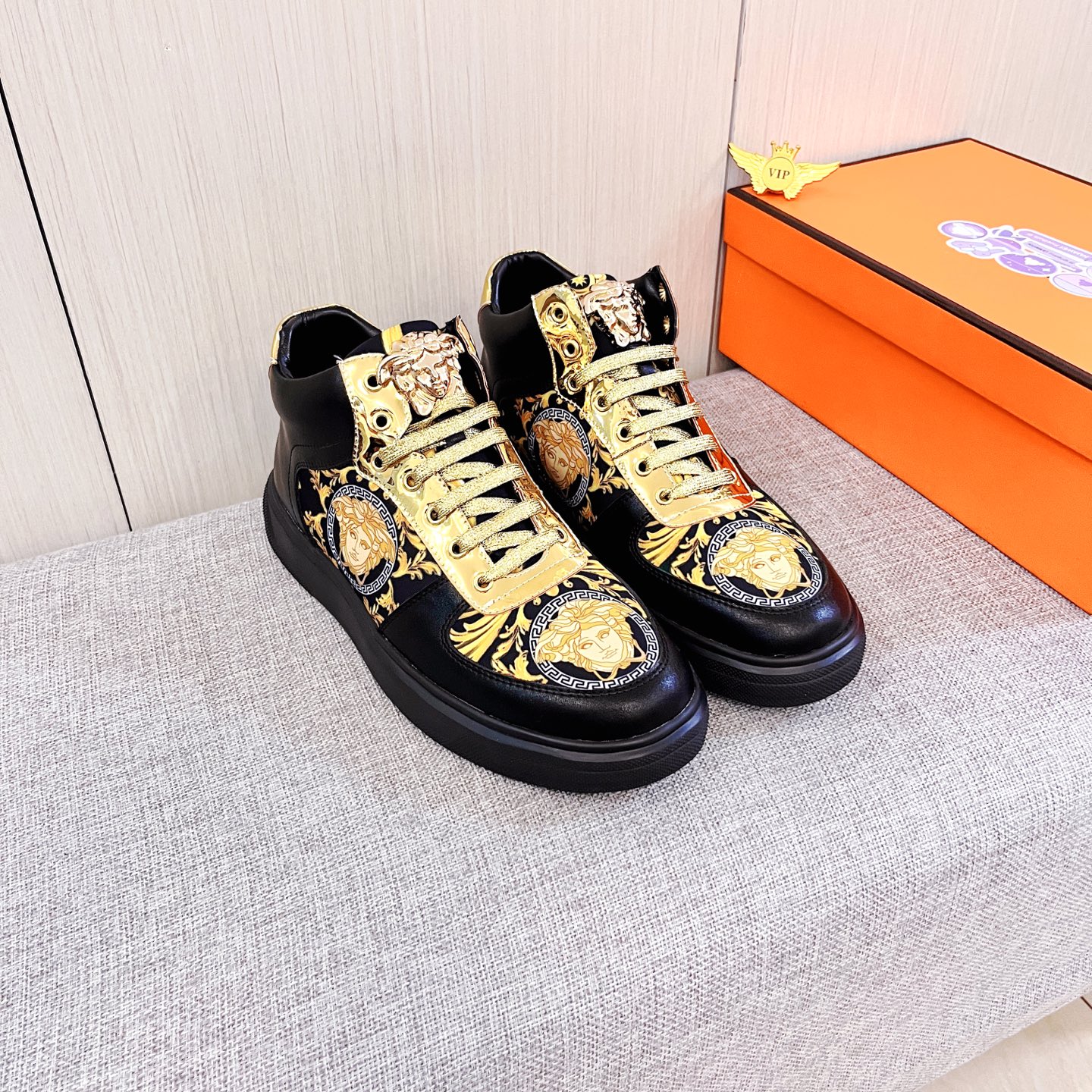 NO:620191,[Versace] The latest masterpiece of the high-end men's shoe brand official website 11, the upper is made of first-layer cowhide imported from Italy with a comfortable and breathable lining and original non-slip and wear-resistant outsole, making walking more convenient and comfortable!  Exclusive new model, stunning work, Midea 11 replica [color] compared with official quality!  Create a fashionable personality to set off your uniqueness!  A must-have for trendy men! Classic sizes: 38-44, 2 colors available.,,versace,cowhide19860909【范思哲】男鞋高端品牌 官网11最新力作鞋面采用意大利进口头层牛皮搭配舒适透气内里原版防滑耐磨大底制作,让行走更加便捷舒适！独家新款,惊世之作,与官方的质量相比美的11复刻[色]！打造时尚个性衬托你的与众不同！潮男必备!经典尺码:38-44 颜色2色可选.,,versace,cowhide,Men's shoes