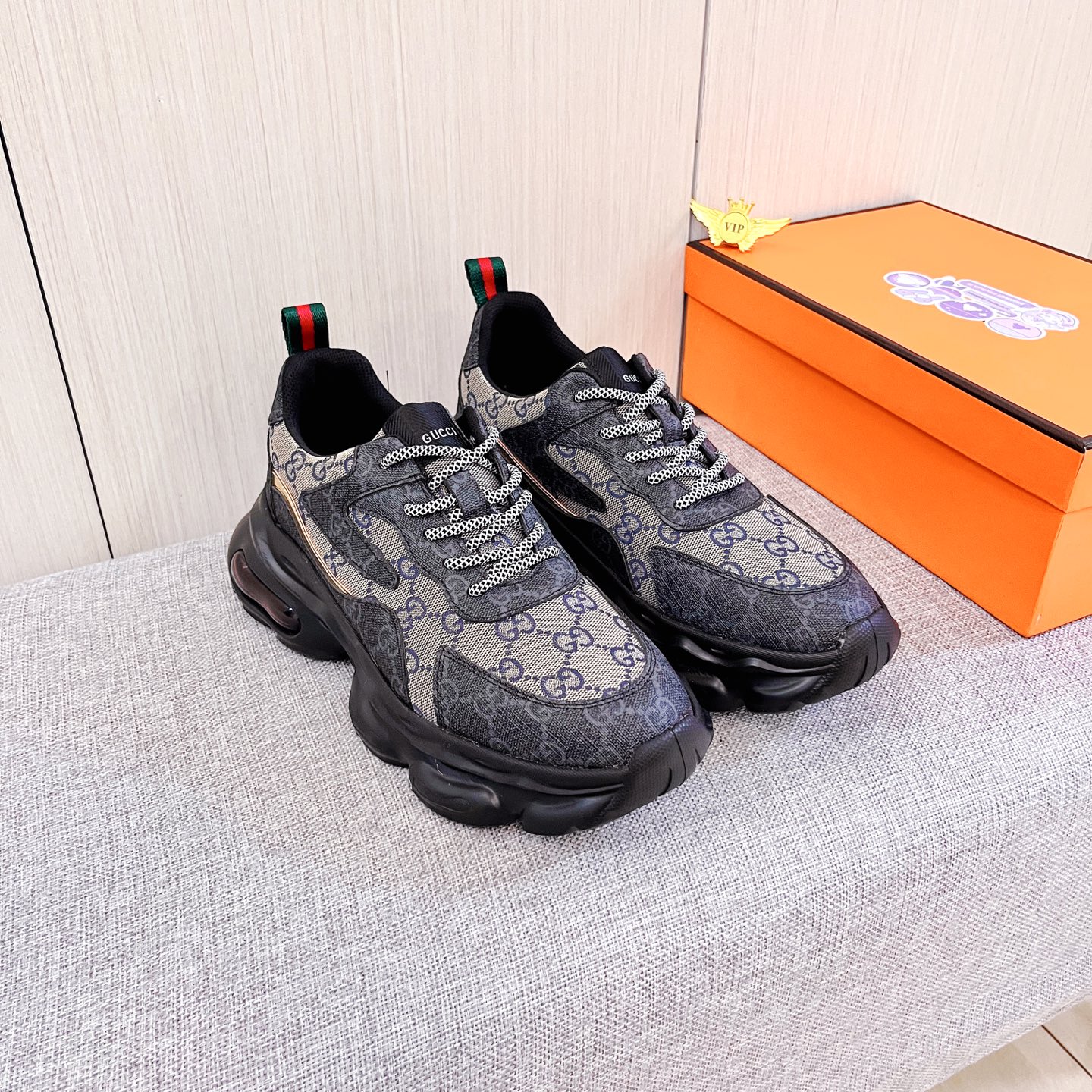 NO:620206,[Gucci] The latest masterpiece of the high-end men's shoe brand official website 11, the upper is made of Italian imported first-layer cowhide with a comfortable and breathable lining and original non-slip and wear-resistant outsole, making walking more convenient and comfortable!  Exclusive new model, stunning work, Midea 11 replica [color] compared with official quality!  Create a fashionable personality to set off your uniqueness!  A must-have for trendy men! Classic sizes: 38-44, multiple colors available.,,cowhide19860909【古奇】男鞋高端品牌 官网11最新力作鞋面采用意大利进口头层牛皮搭配舒适透气内里原版防滑耐磨大底制作,让行走更加便捷舒适！独家新款,惊世之作,与官方的质量相比美的11复刻[色]！打造时尚个性衬托你的与众不同！潮男必备!经典尺码:38-44 颜色多色可选.,,cowhide,Men's shoes