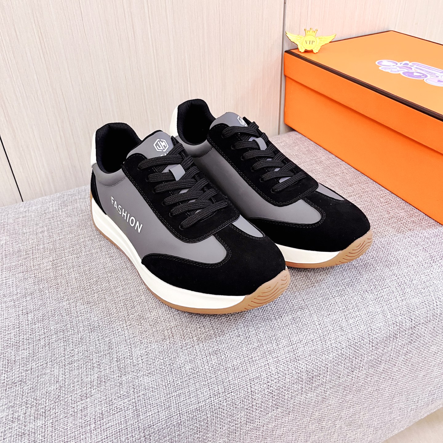 NO:620477,[Ferragamo] The latest masterpiece of the high-end men's shoe brand official website 11, the upper is made of first-layer cowhide imported from Italy with a comfortable and breathable lining and original non-slip and wear-resistant outsole, making walking more convenient and comfortable!  Exclusive new model, stunning work, Midea 11 replica [color] compared with official quality!  Create a fashionable personality to set off your uniqueness!  A must-have for trendy men! Classic size: 38-44 Color 2 colors available, ferragamo, cowhide19860909【 菲拉格慕】男鞋高端品牌 官网11最新力作鞋面采用意大利进口头层牛皮搭配舒适透气内里原版防滑耐磨大底制作,让行走更加便捷舒适！独家新款,惊世之作,与官方的质量相比美的11复刻[色]！打造时尚个性衬托你的与众不同！潮男必备!经典尺码:38-44 颜色 2色可选,,ferragamo,cowhide,Men's shoes