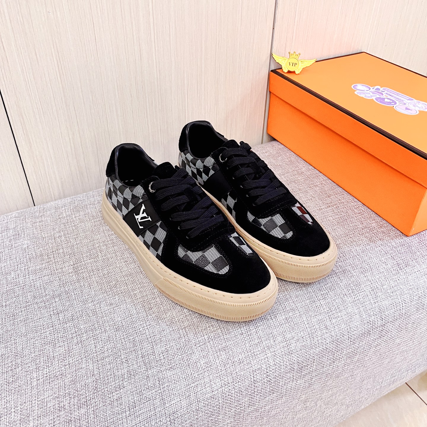 NO:621057,[LV] Louis Vuitton, a high-end men's shoe brand, official website 11's latest masterpiece, the upper is made of first-layer cowhide imported from Italy with a comfortable and breathable lining and original non-slip and wear-resistant outsole, making walking more convenient and comfortable!  Exclusive new model, stunning work, Midea 11 replica [color] compared with official quality!  Create a fashionable personality to set off your uniqueness!  A must-have for trendy men! Classic sizes: 38-44 Color 2 colors available, louis vuitton, louis vuitton, cowhide19860909【 LV】路易威登 男鞋高端品牌 官网11最新力作鞋面采用意大利进口头层牛皮搭配舒适透气内里原版防滑耐磨大底制作,让行走更加便捷舒适！独家新款,惊世之作,与官方的质量相比美的11复刻[色]！打造时尚个性衬托你的与众不同！潮男必备!经典尺码:38-44 颜色 2色可选,,louis vuitton,louis vuitton,cowhide,Men's shoes